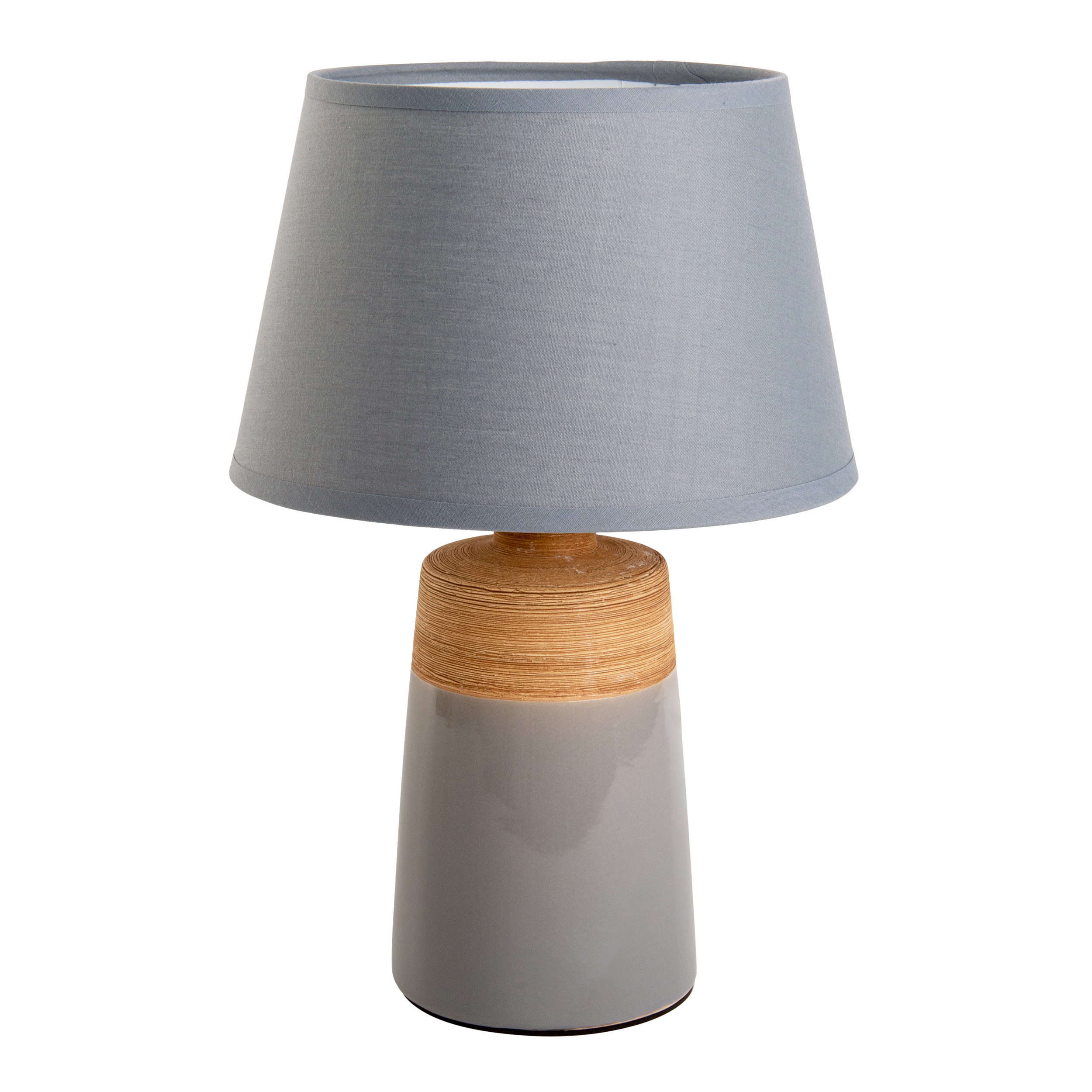Graue Lampe mit Holzsockel und grauem Lampenschirm. Die Lampe steht auf weißem Grund.