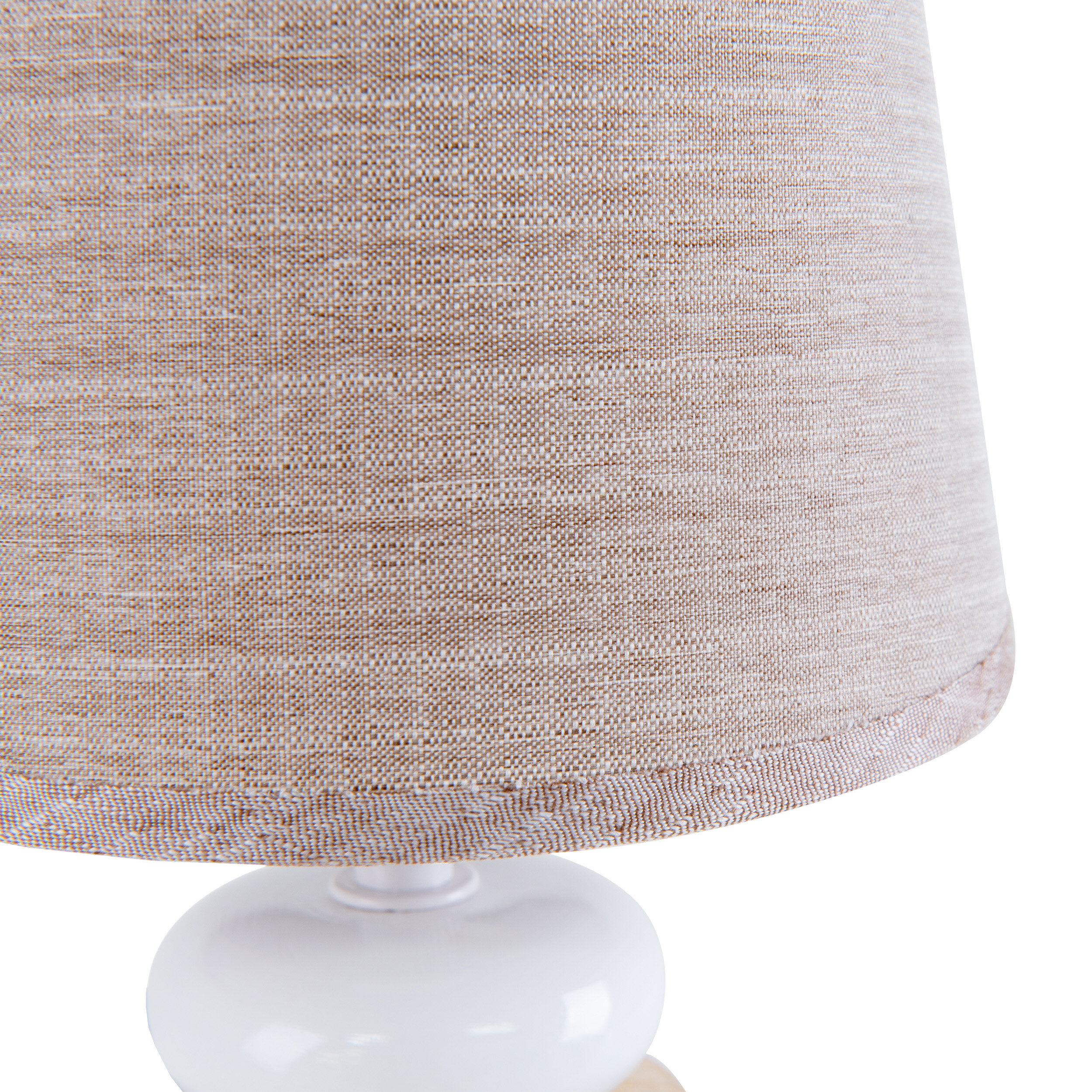 Nahaufnahme eines Lampenschirms in beige.