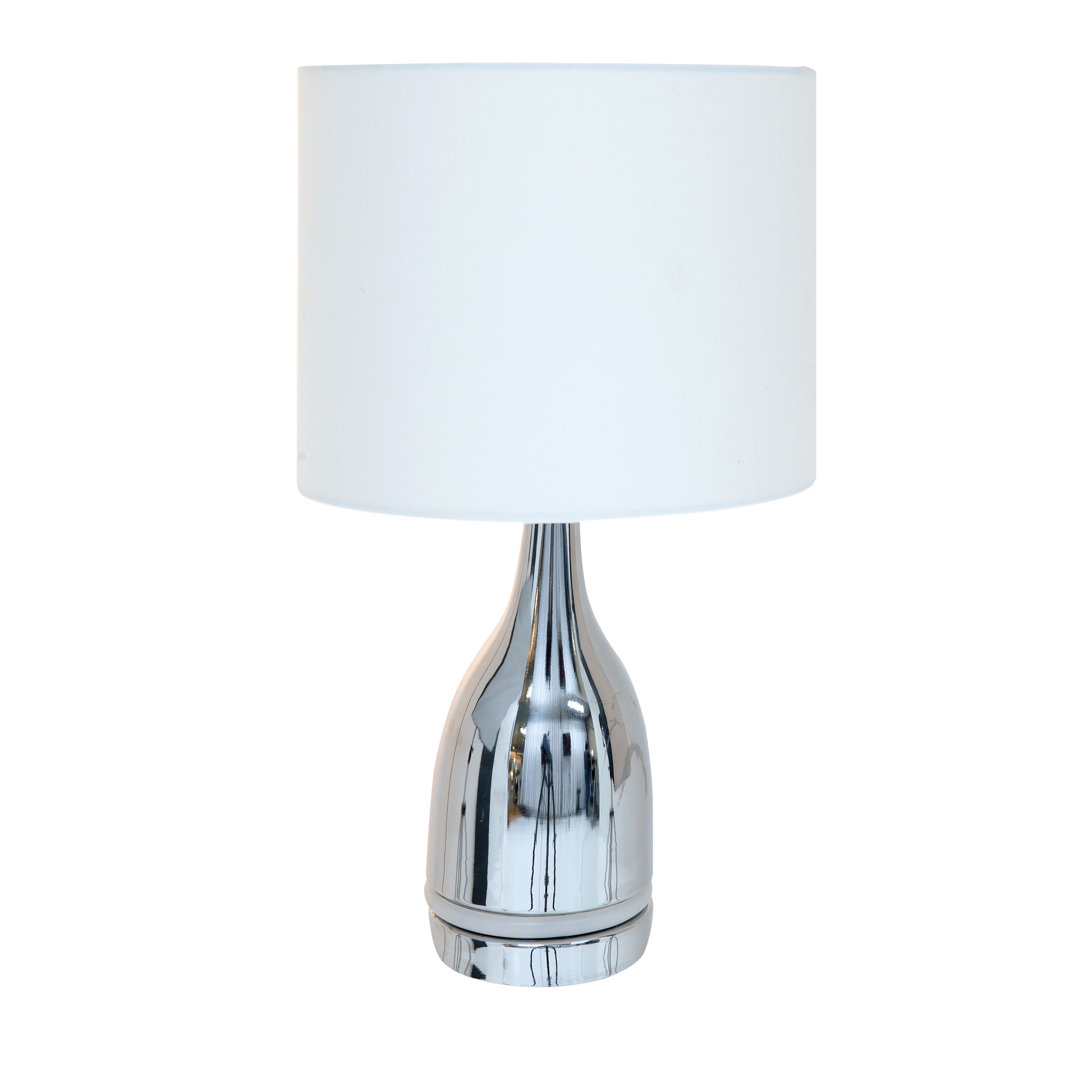 Eine Chromlampe mit weißem, zylindrischem Lampenschirm.