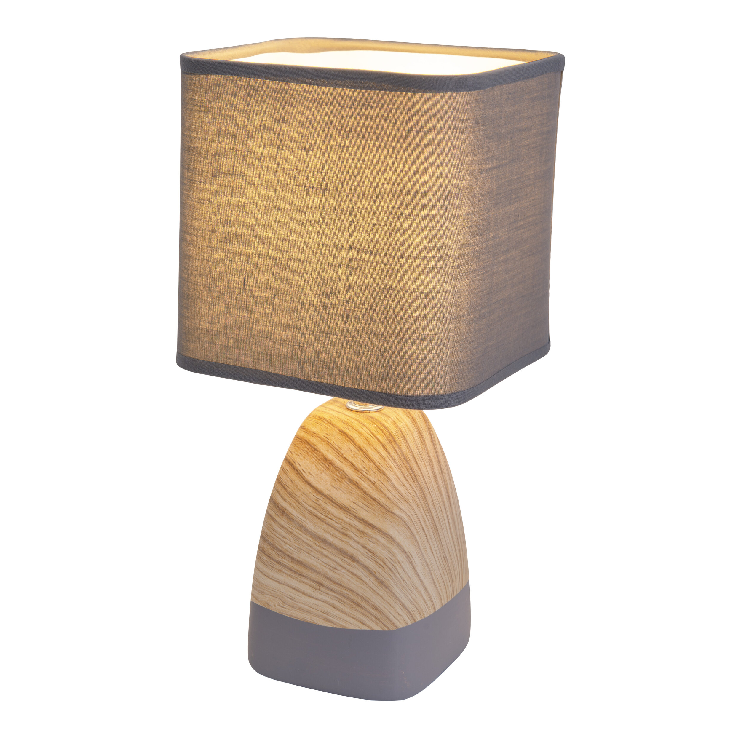 Eine Lampe mit quadratischem Schirm und Holzsockel.