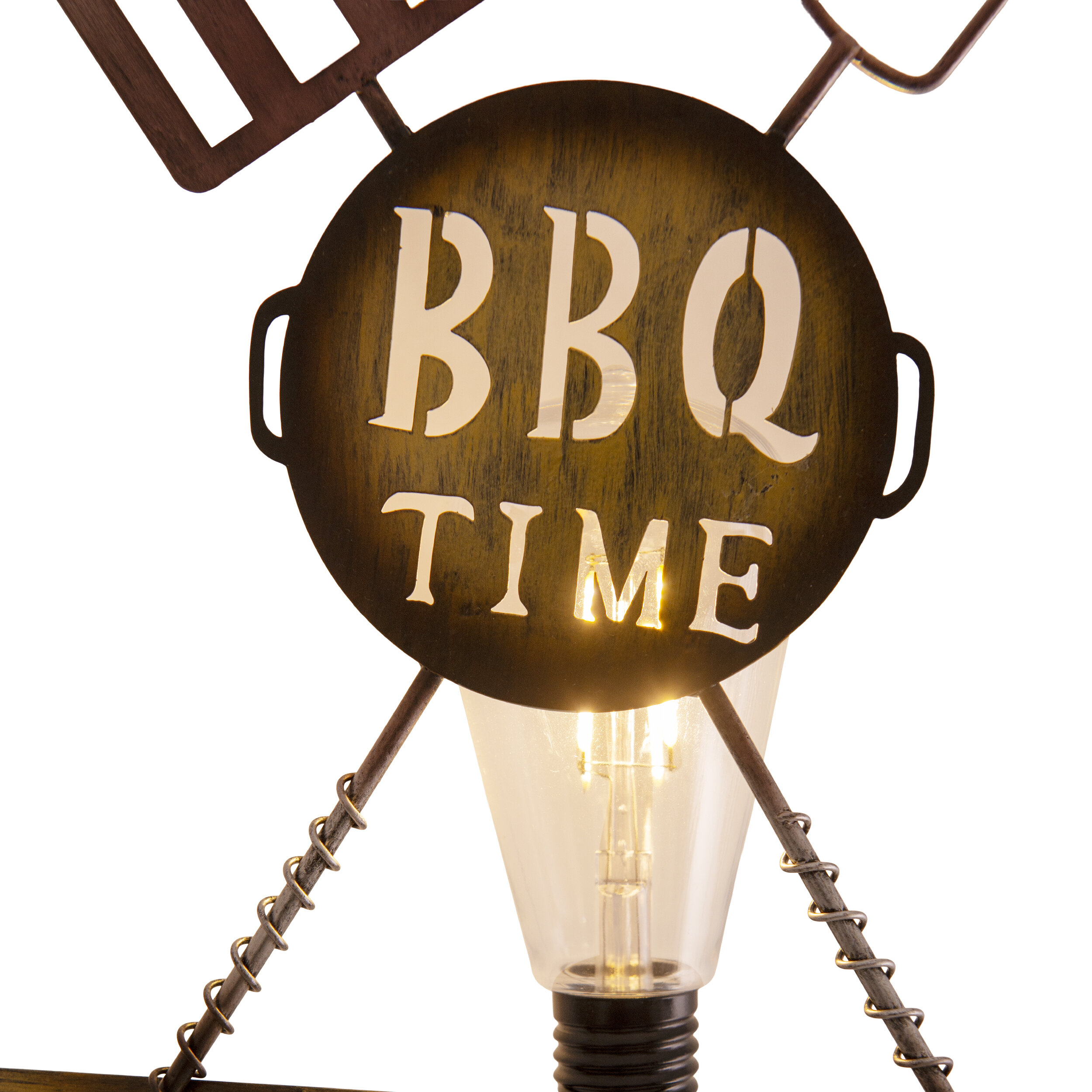 Un cartello in metallo con testo 'BBQ TIME' e una lampadina al centro. Utensili BBQ intorno.