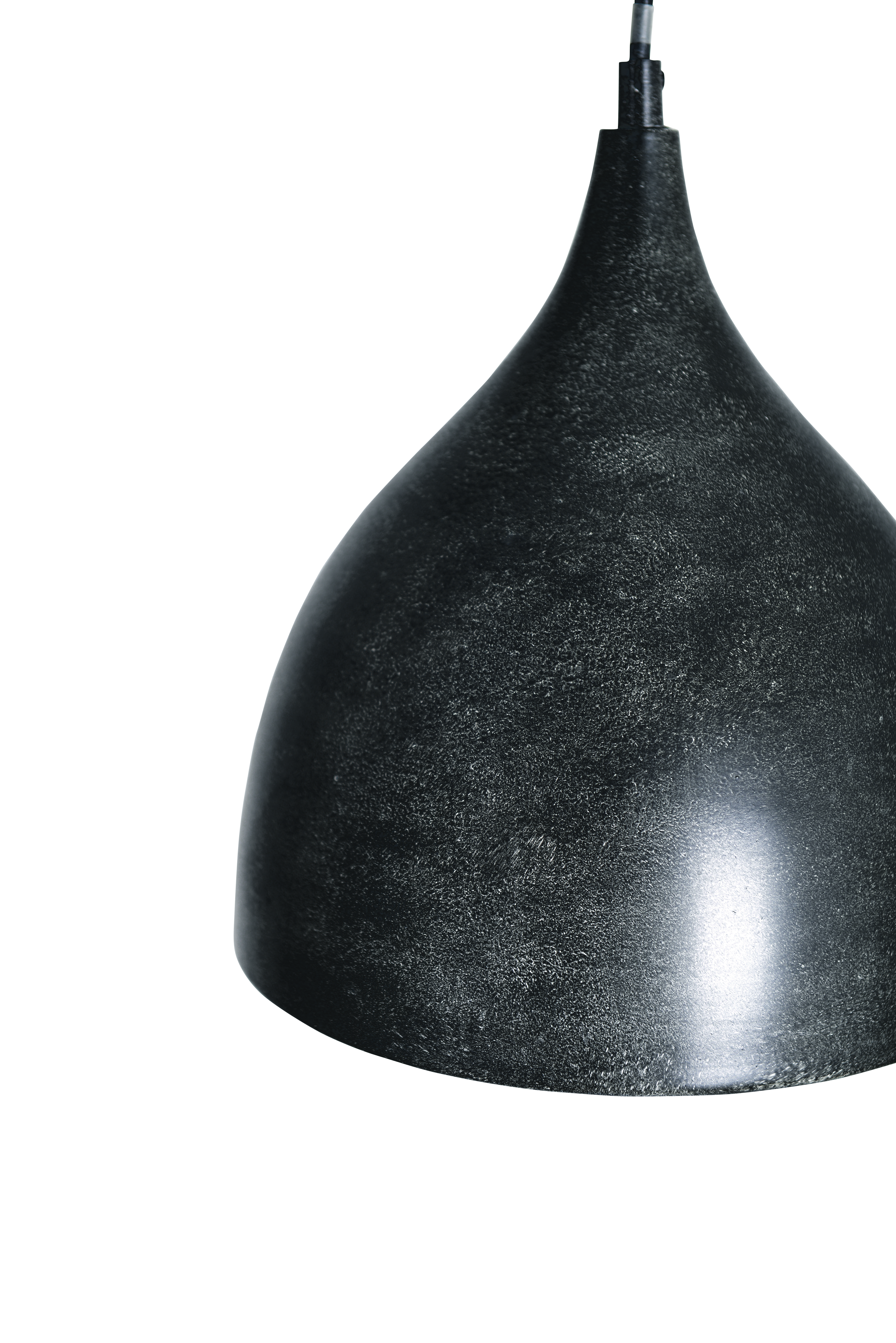 Nahaufnahme einer Metall-Pendelleuchte mit dunkler, strukturierter Oberfläche. Die Lampe hängt von oben.