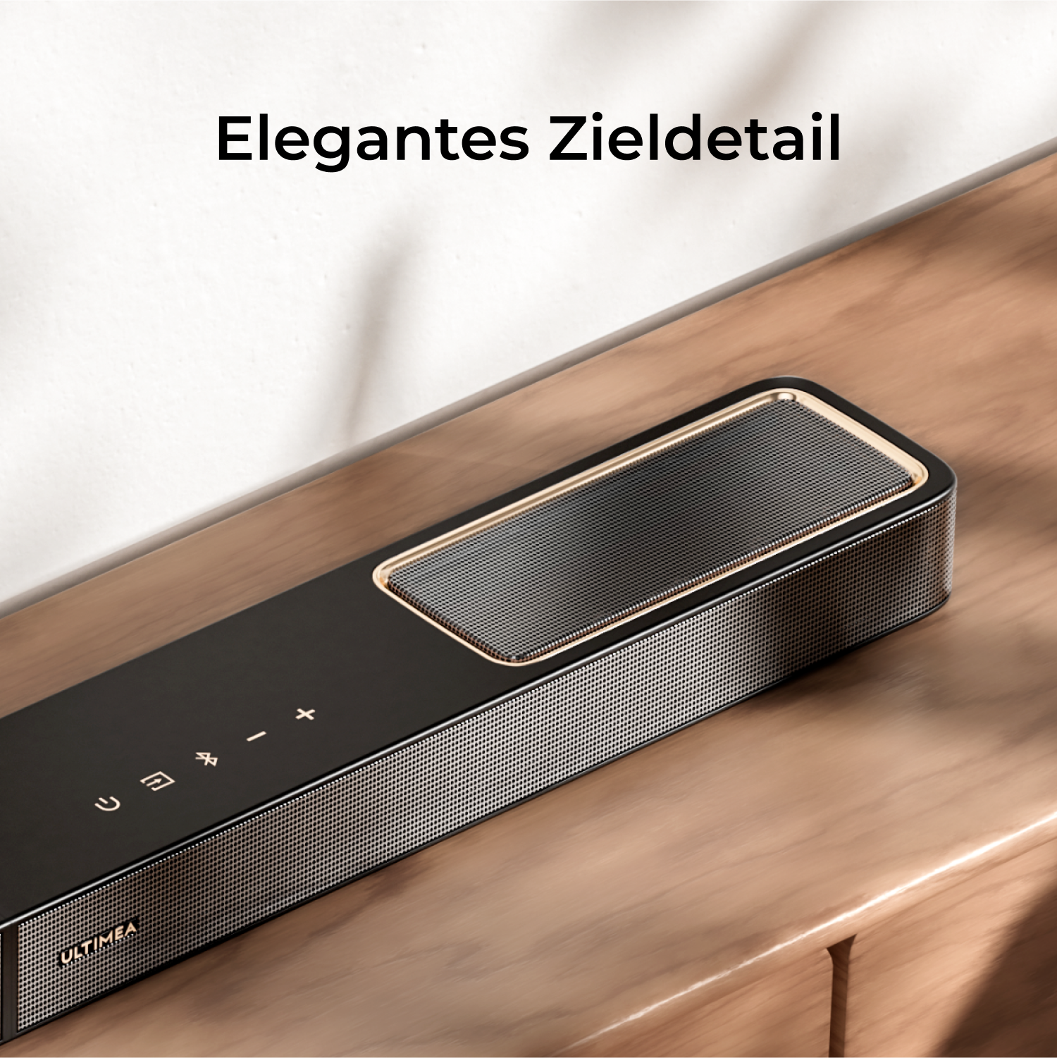 Nahaufnahme einer schwarzen Soundbar auf einer Holzoberfläche. Text sagt: Elegantes Zieldetail.