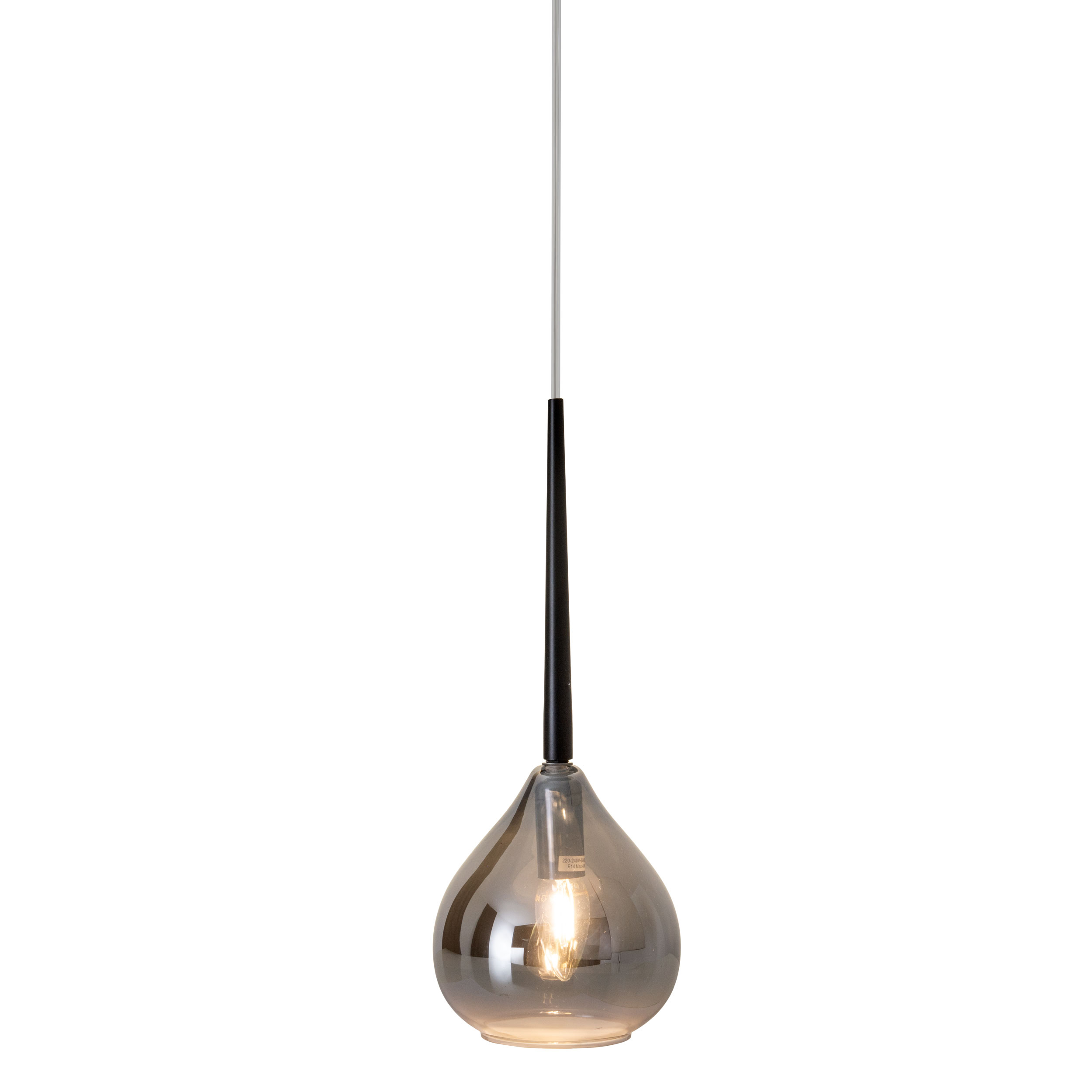 Suspension avec un abat-jour en verre en forme de goutte d'eau. La lampe a une tige noire et un cordon blanc.