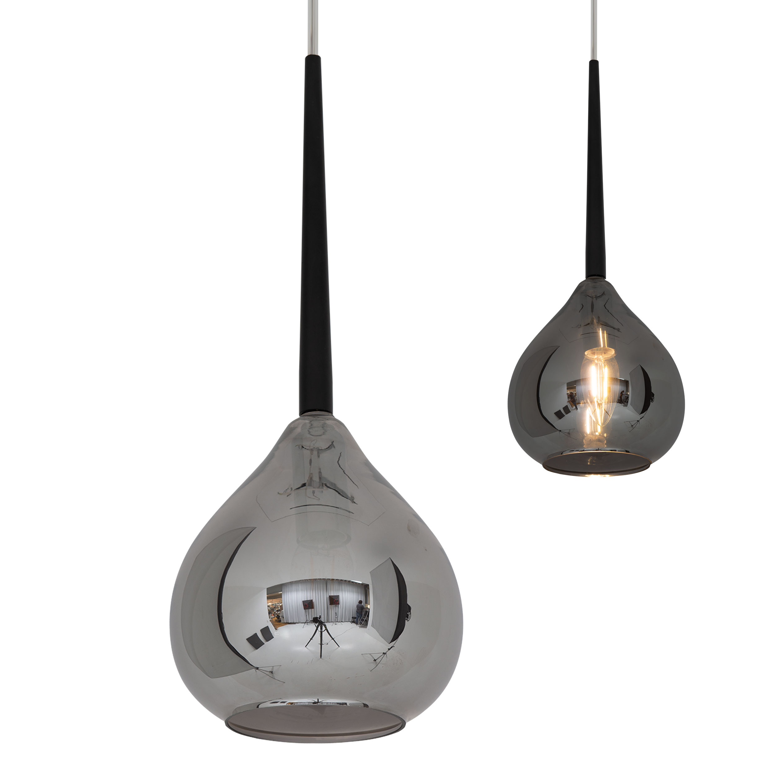 Deux lampes suspendues en forme de goutte, une plus grande, les deux avec des tiges noires et du verre argenté.