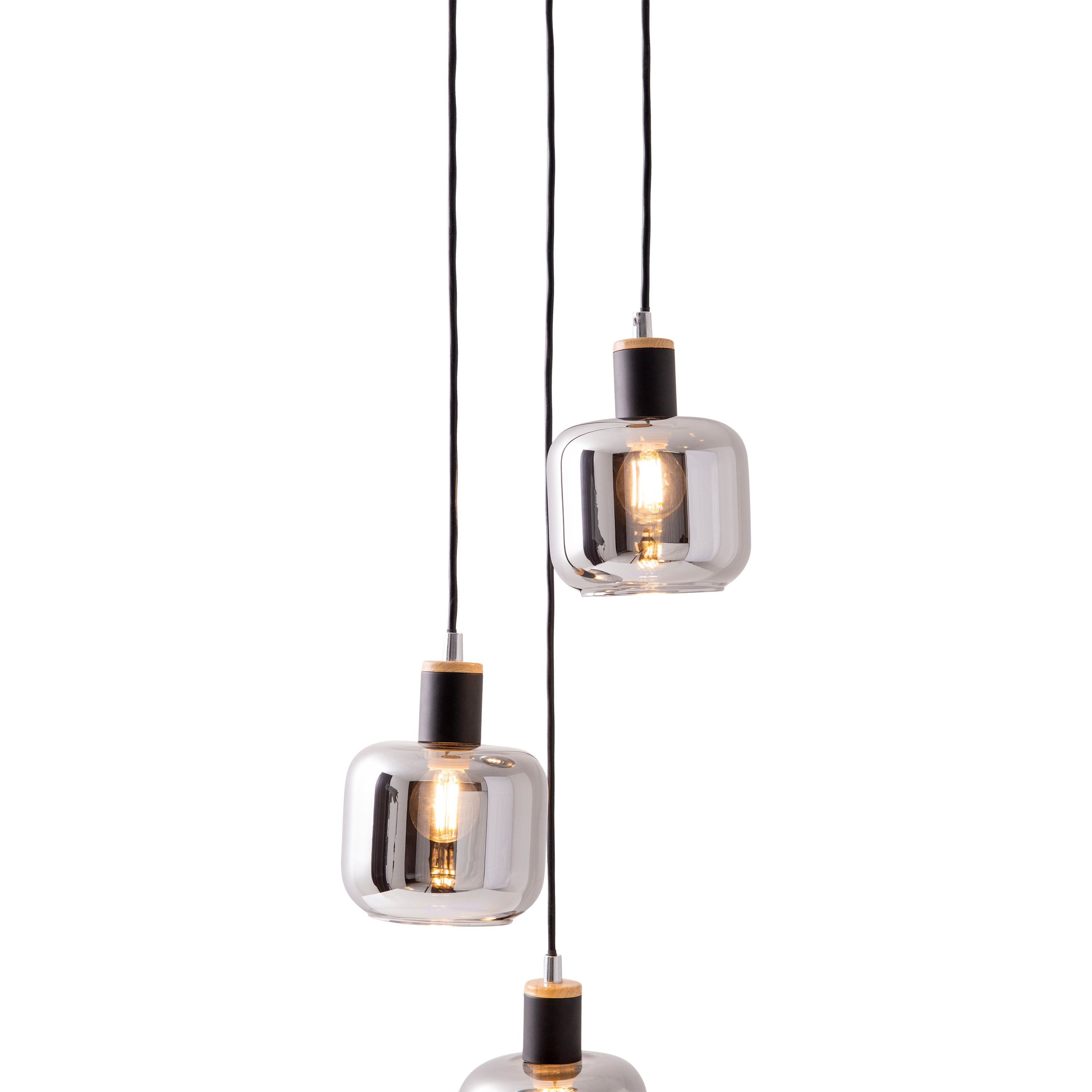 Drei Glas-Pendelleuchten mit schwarzem Sockel, jede mit einer Glühbirne. Weißer Hintergrund.