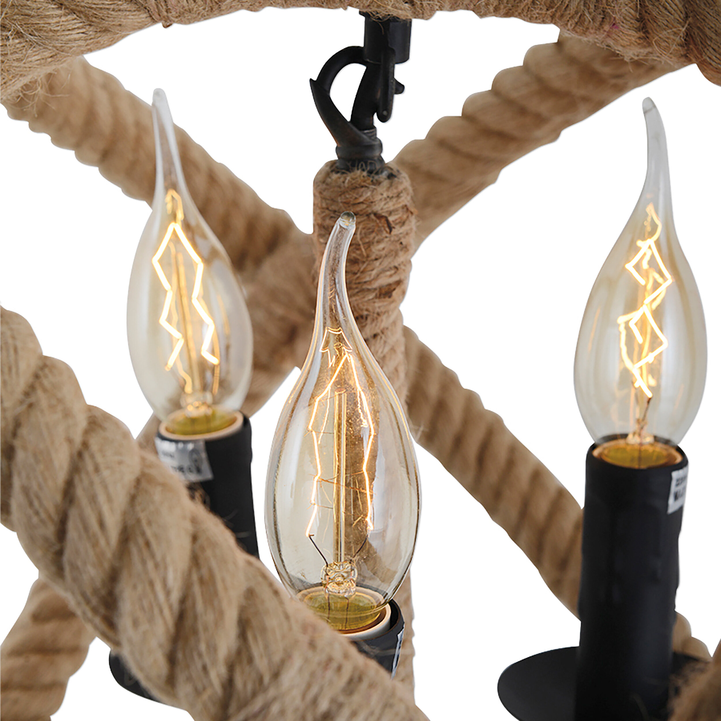 Nahaufnahme eines Seil-Kronleuchters mit drei kerzenförmigen Glühbirnen. Die Glühbirnen haben ein Flammendesign.