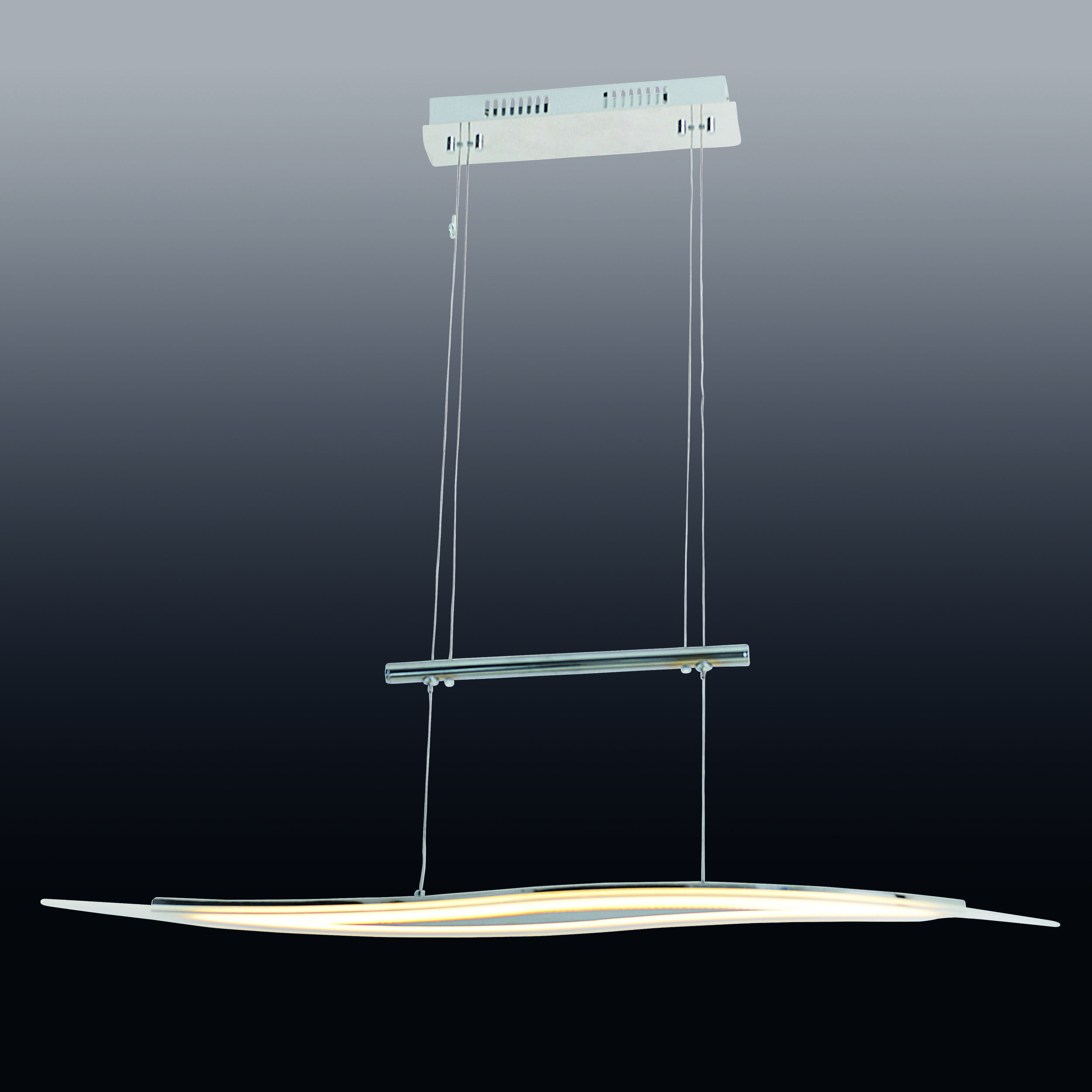 Moderne silberne Pendelleuchte mit langer, geschwungener Form und heller Lichtquelle, schwarzer Hintergrund.