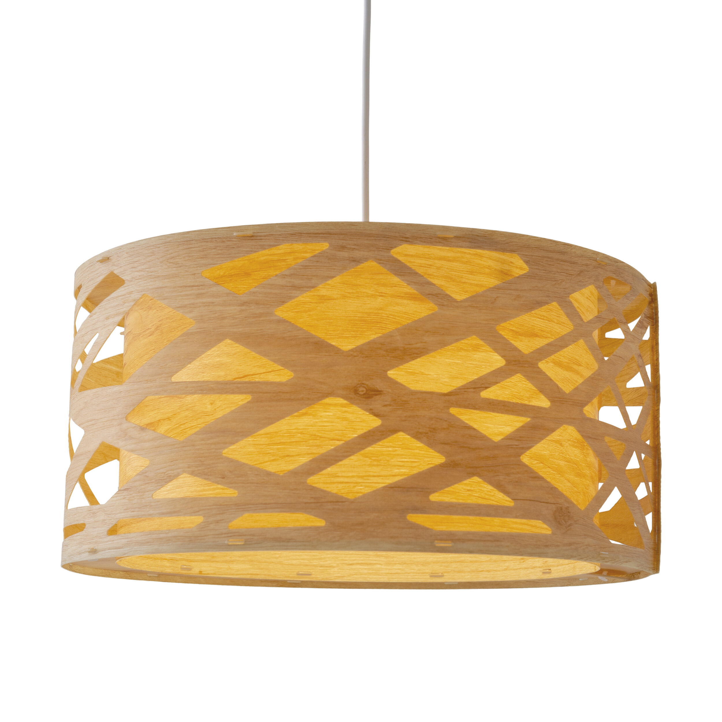 Eine hölzerne Pendelleuchte mit geometrischen Ausschnitten. Die Lampe strahlt warmes gelbes Licht aus und hängt an einem weißen Kabel.