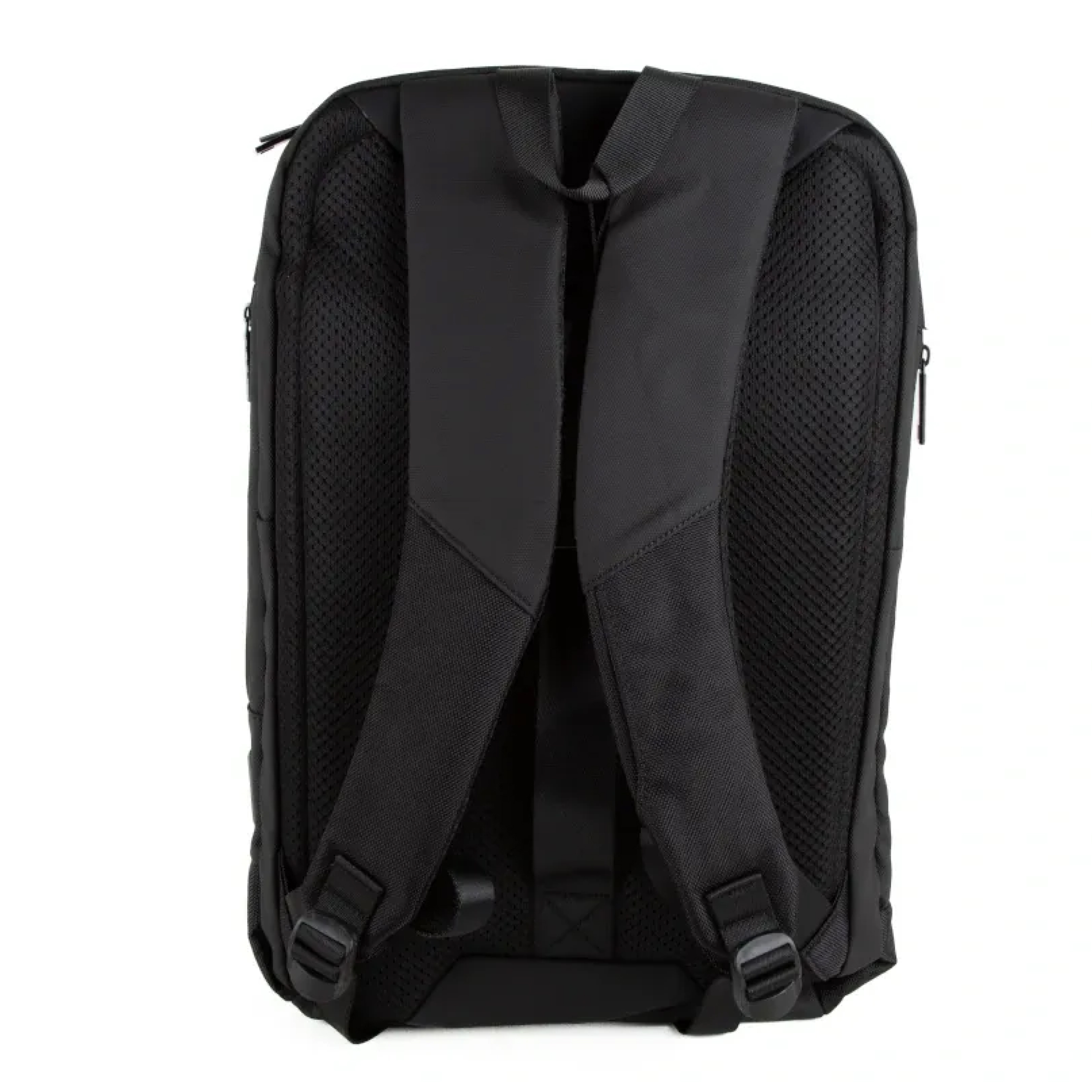 Parte trasera de una mochila negra con dos correas y un panel trasero de malla.
