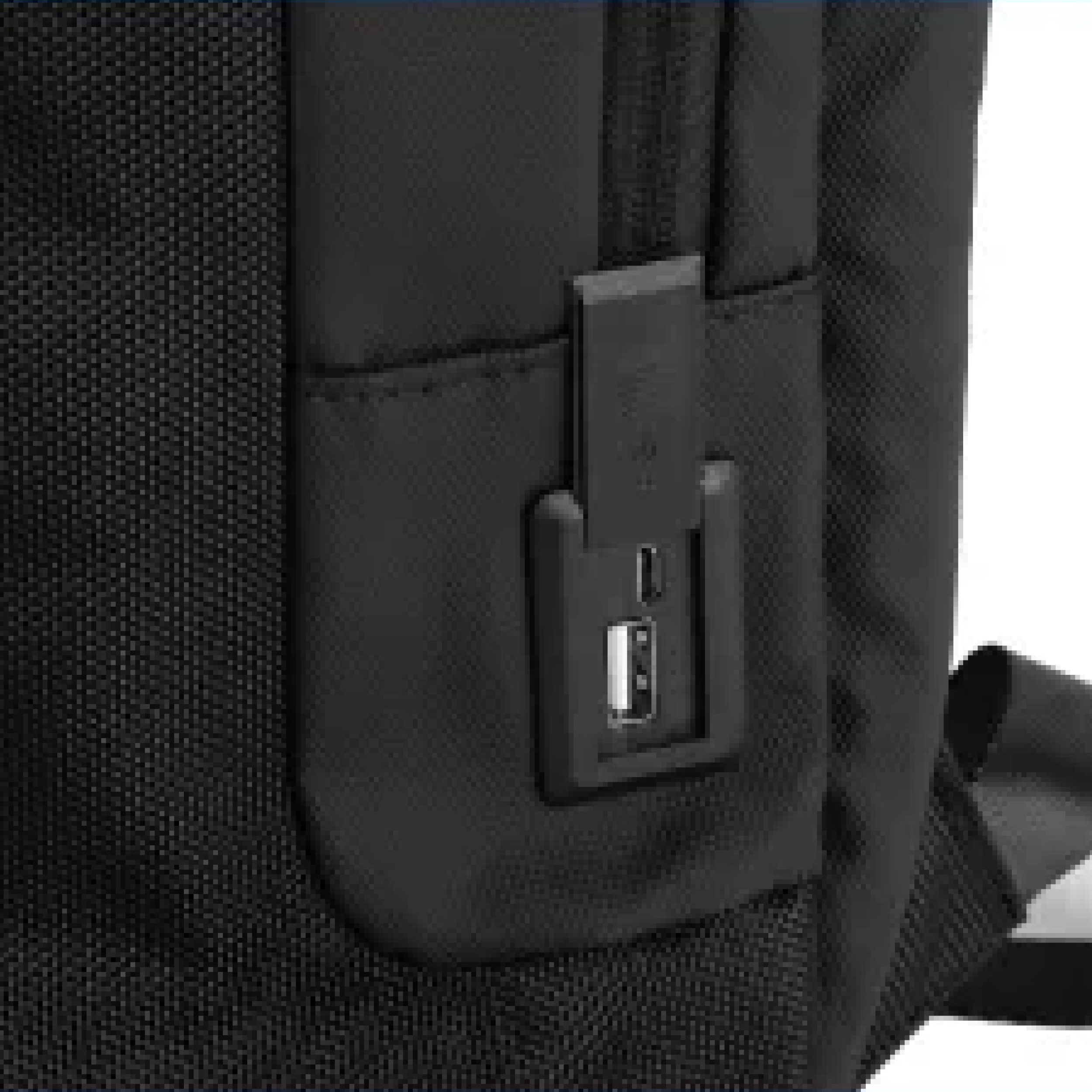 Primer plano de una mochila negra que muestra el detalle de un puerto de carga USB.