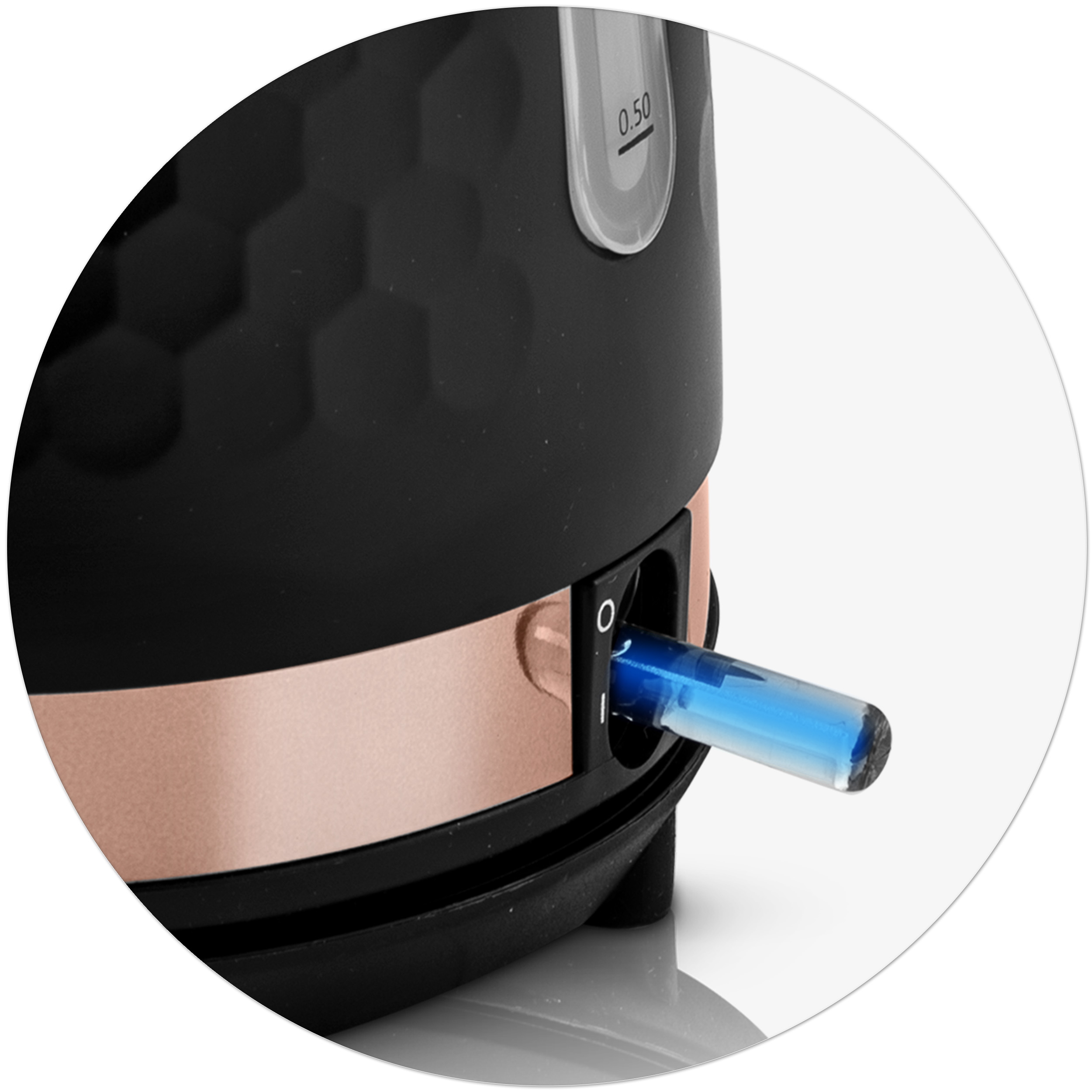 Zbliżenie wskaźnika poziomu wody na czarnym czajniku, z niebieskim światłem.