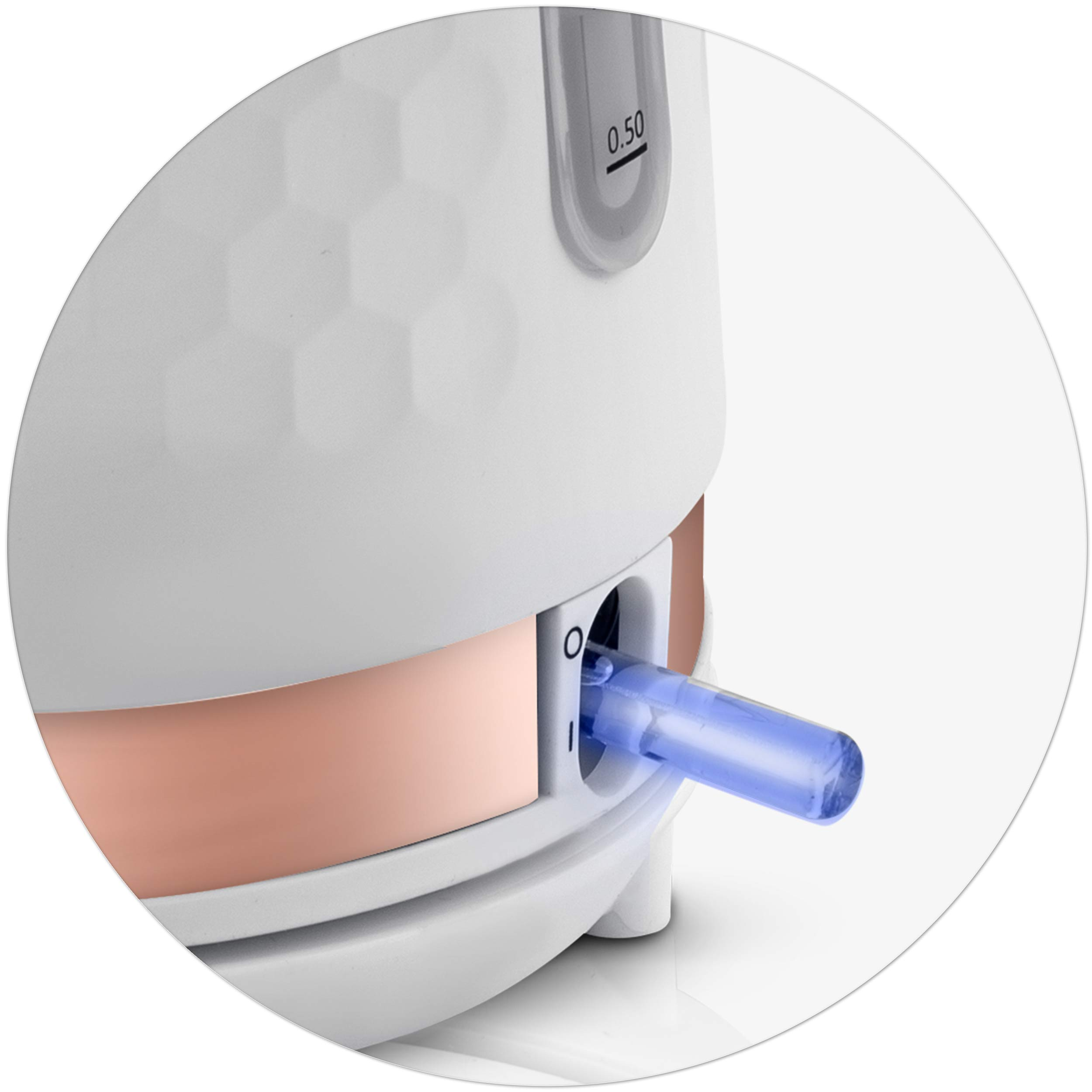 Zbliżenie wylewki czajnika elektrycznego. Niebieski plastikowy przedmiot jest włożony z boku. Akcenty w kolorze miedzi.