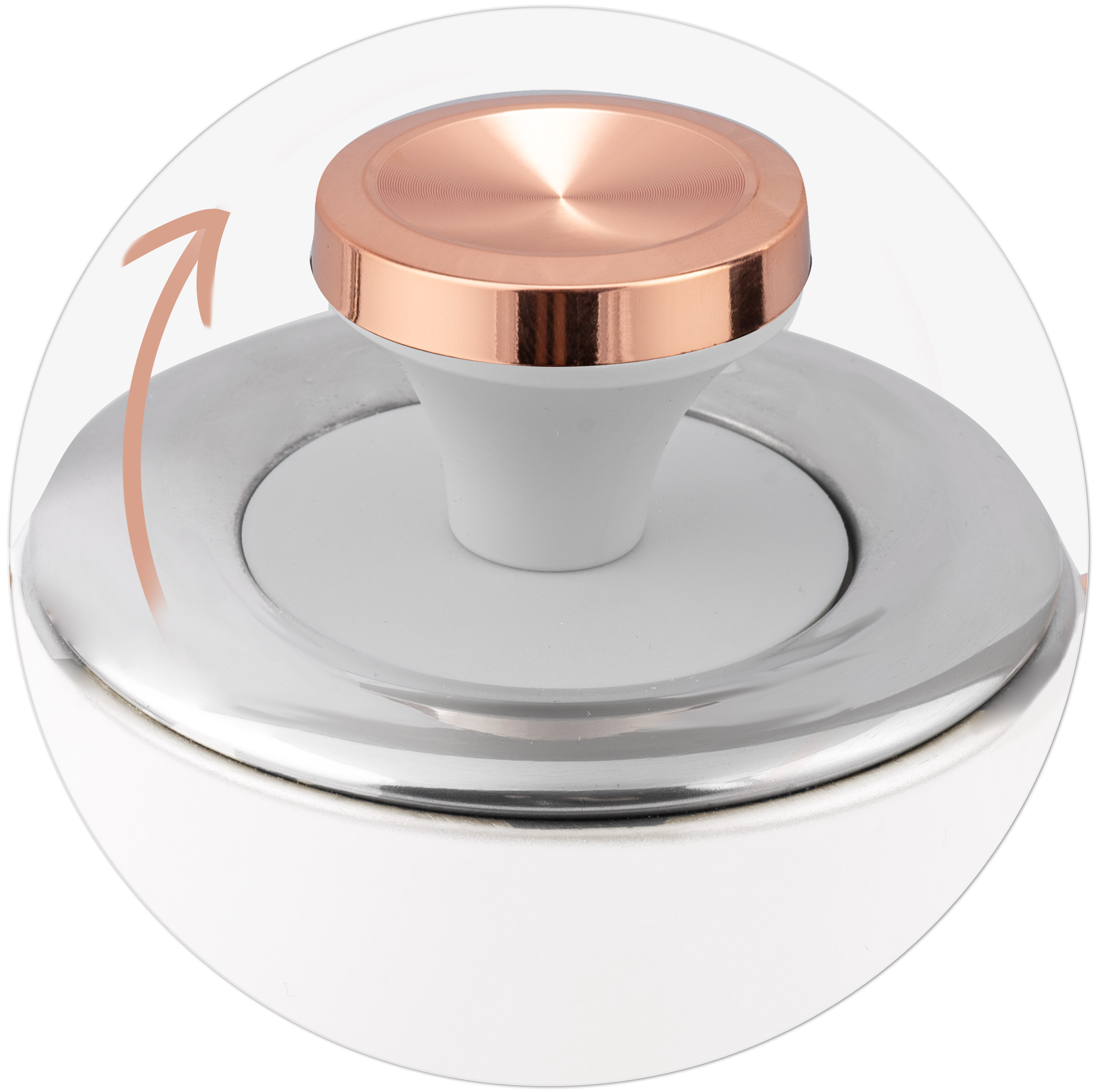 Zbliżenie pokrywy czajnika z gałką w kolorze różowego złota. Pokrywa jest srebrna i okrągła.