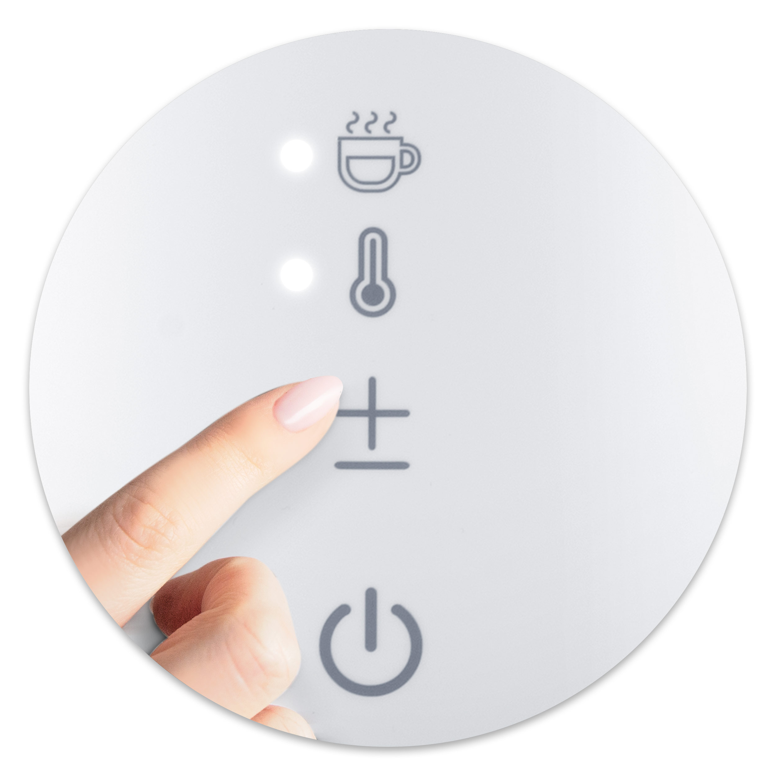 Zbliżenie panelu sterowania czajnika elektrycznego z palcem naciskającym symbol plus.