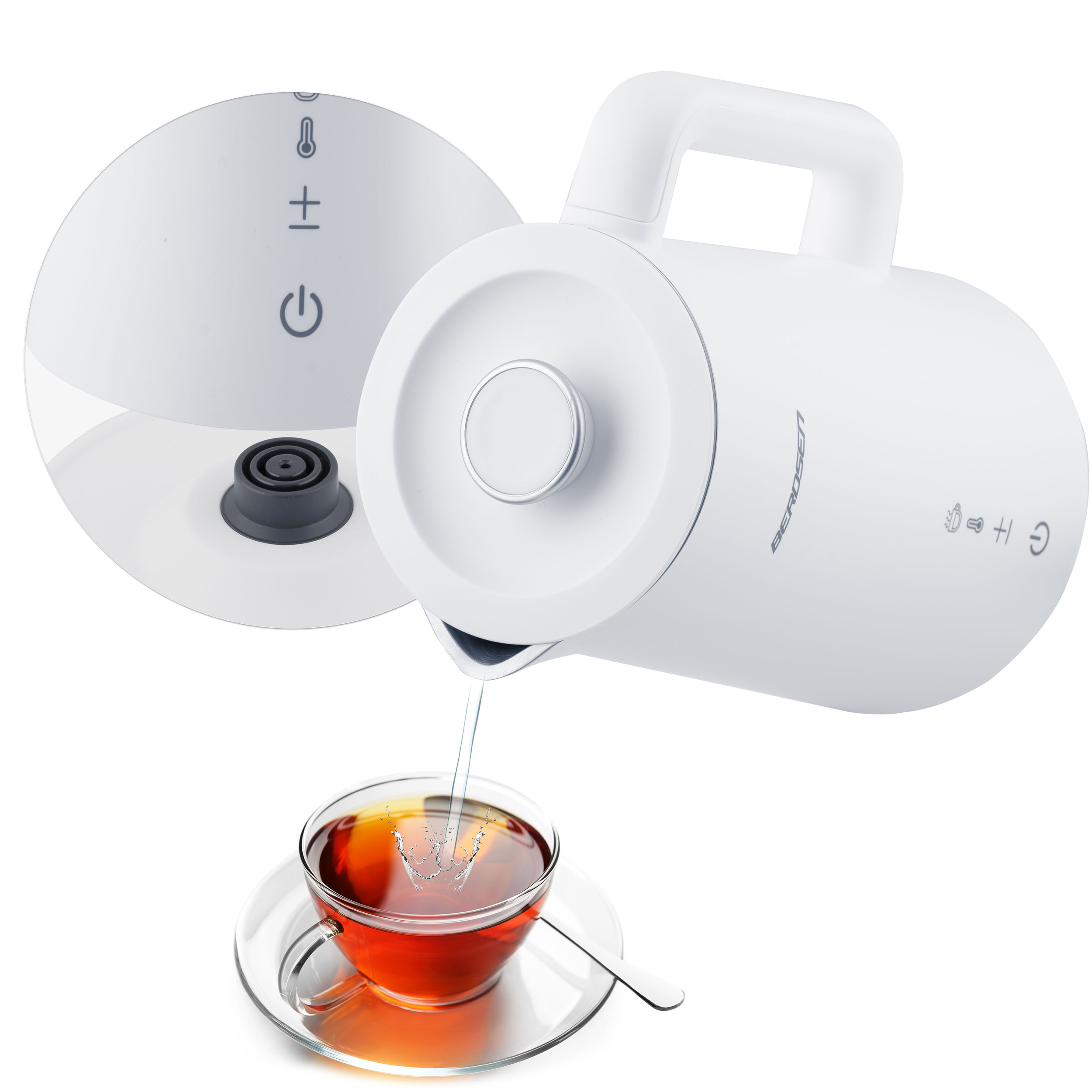 Biały czajnik nalewa wodę do szklanki na spodku. Po prawej stronie łyżeczka.