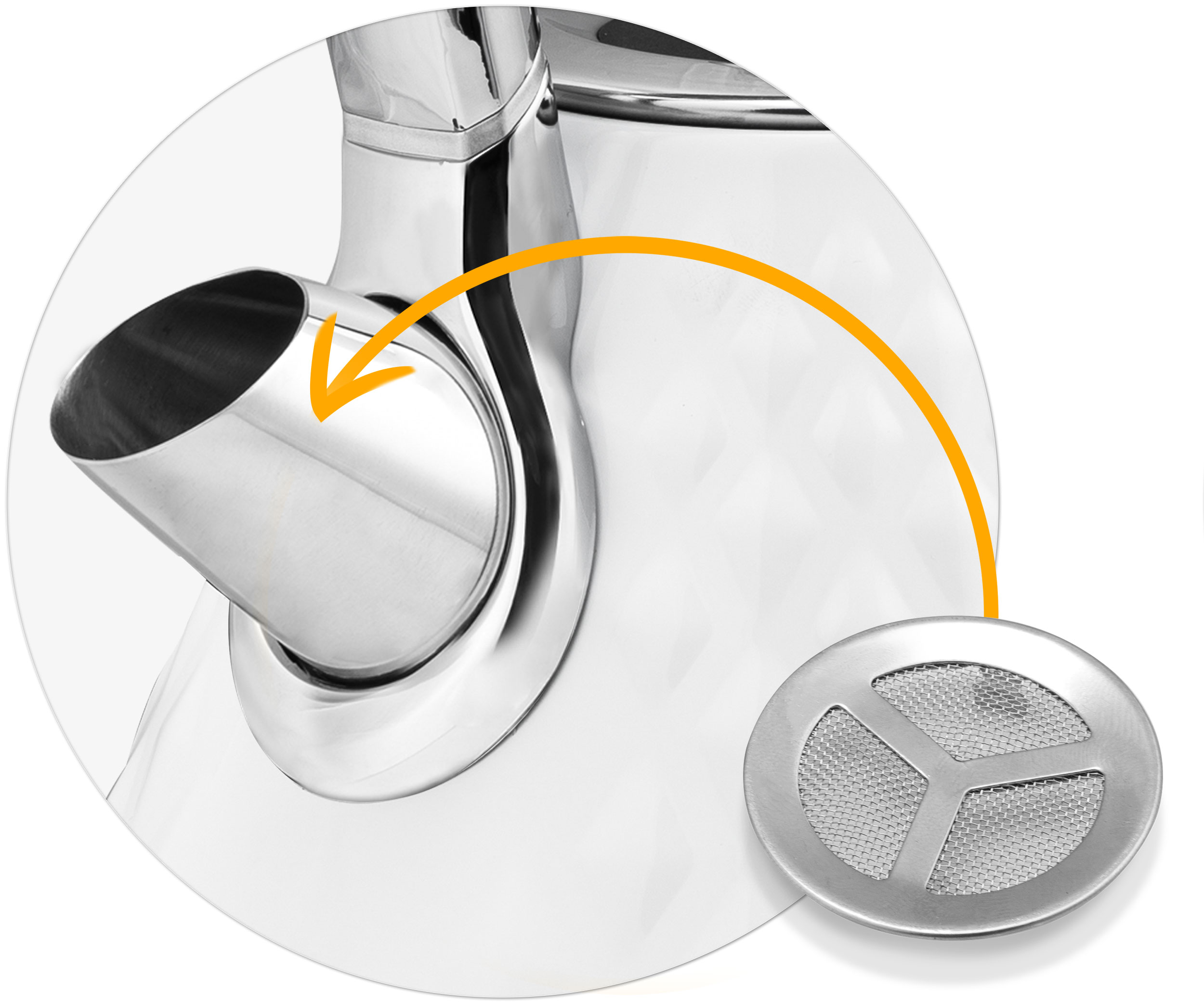 Zbliżenie wylewki i filtra czajnika. Wylewka jest srebrna, a filtr metalowy z siatkowym wzorem.