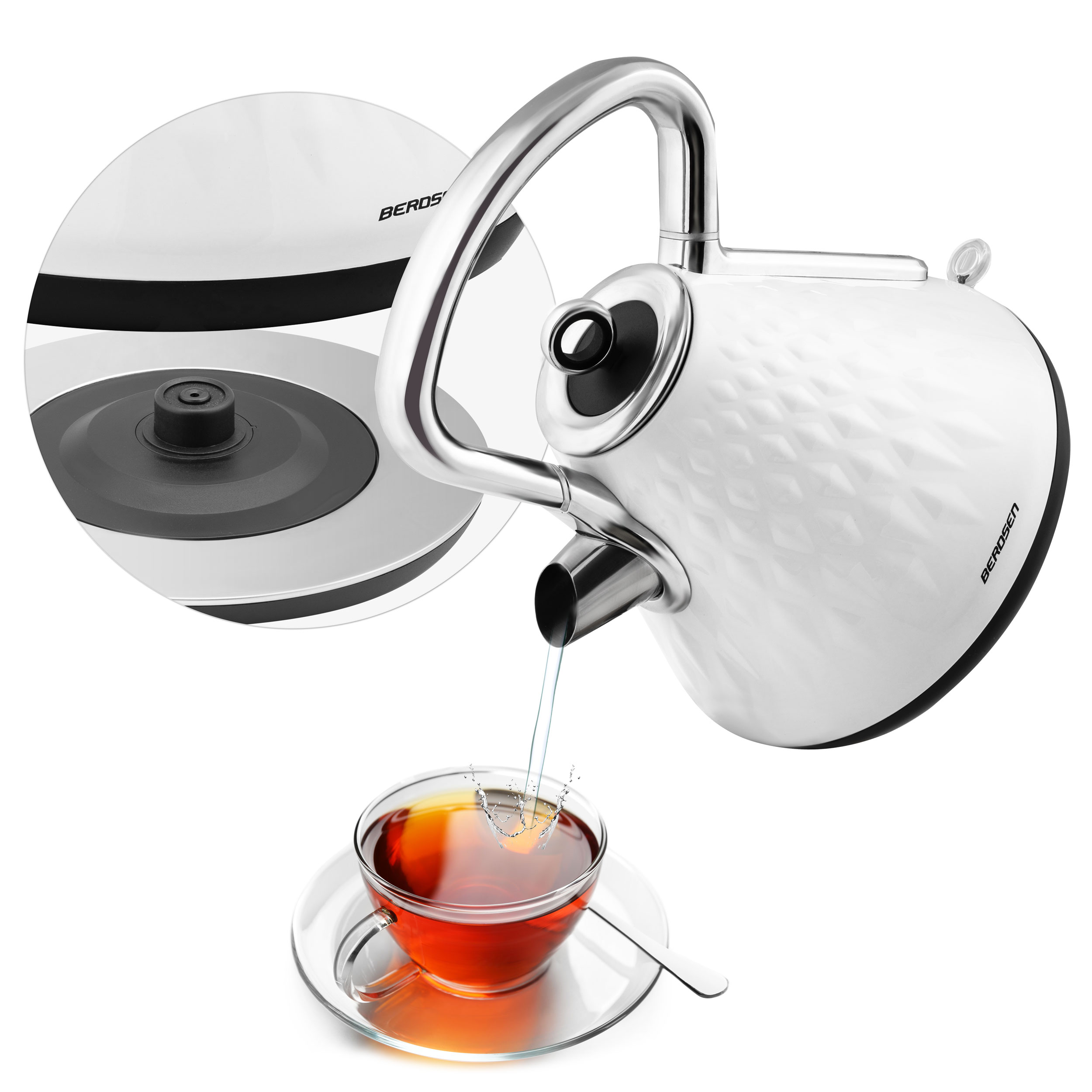 Biały czajnik nalewa wodę do szklanki z herbatą na spodeczku. Widoczna łyżeczka.