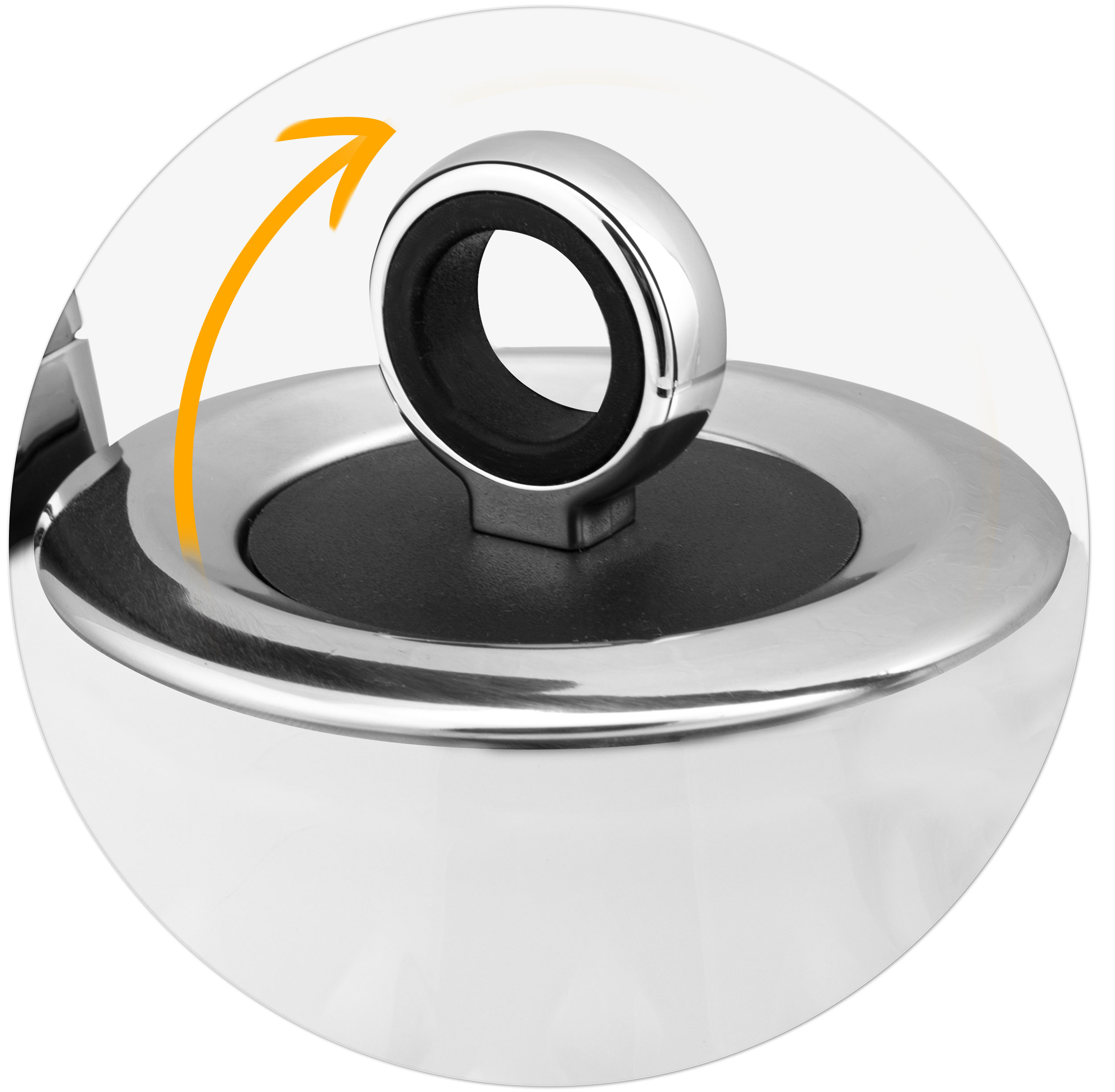 Zbliżenie pokrywy czajnika. Pokrywa ma czarną gumową uszczelkę i chromowany pierścień.