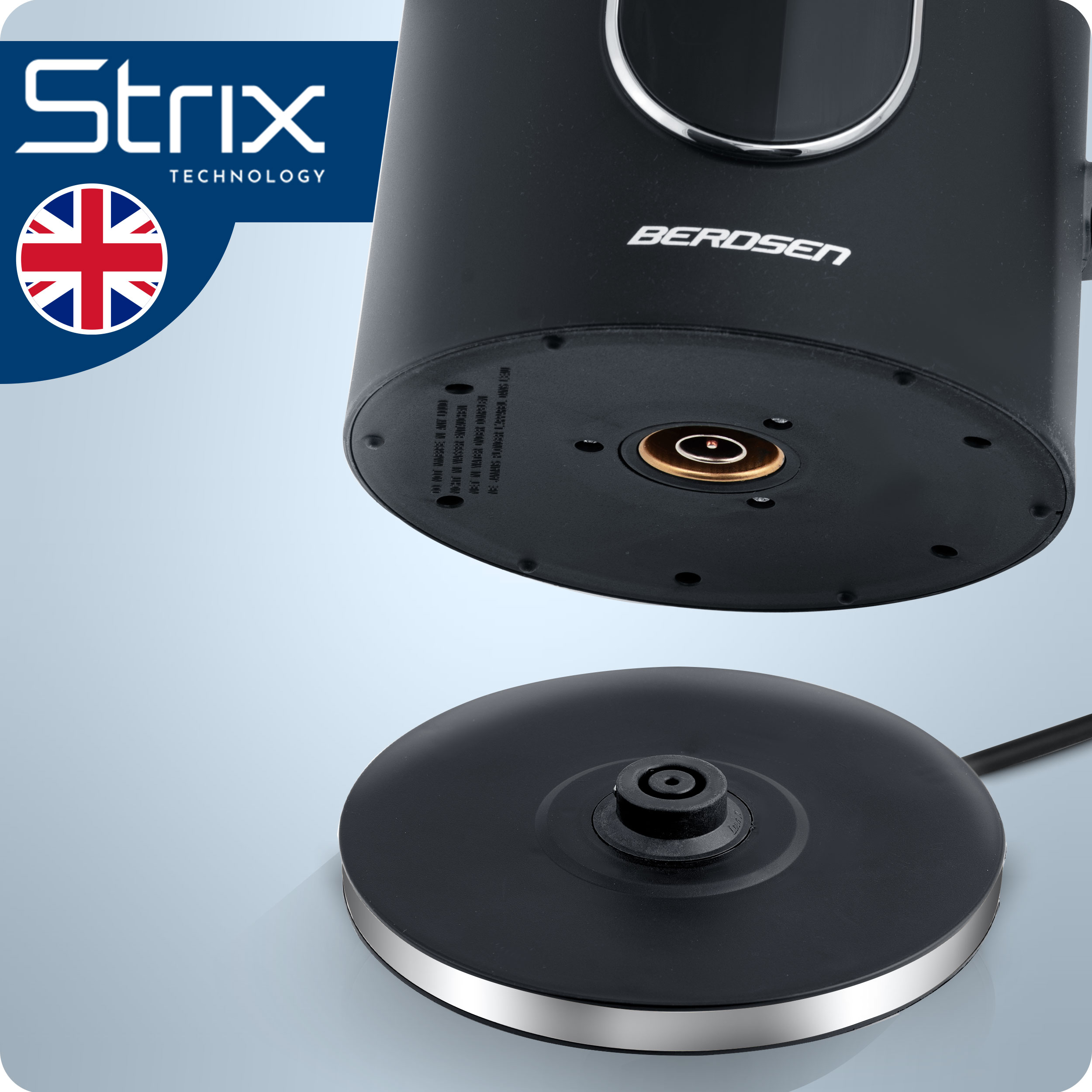 Zbliżenie czarnej podstawy czajnika elektrycznego z logo Strix i flagą UK. Jasne tło.
