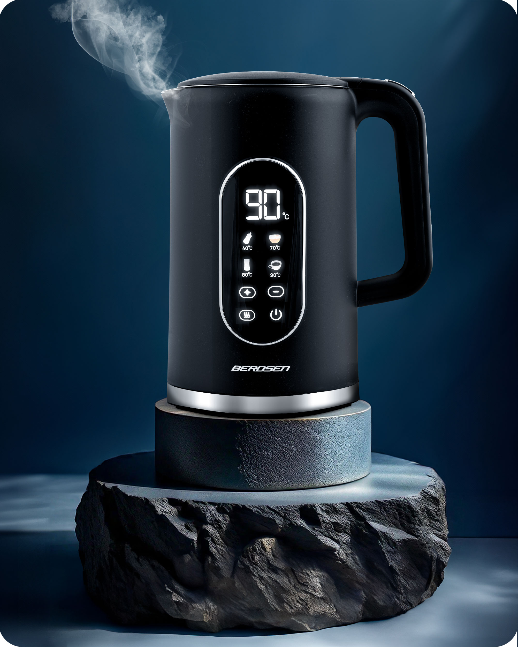 Czarny czajnik elektryczny na kamiennym cokole. Para unosi się z wylewki. Ciemnoniebieskie tło.