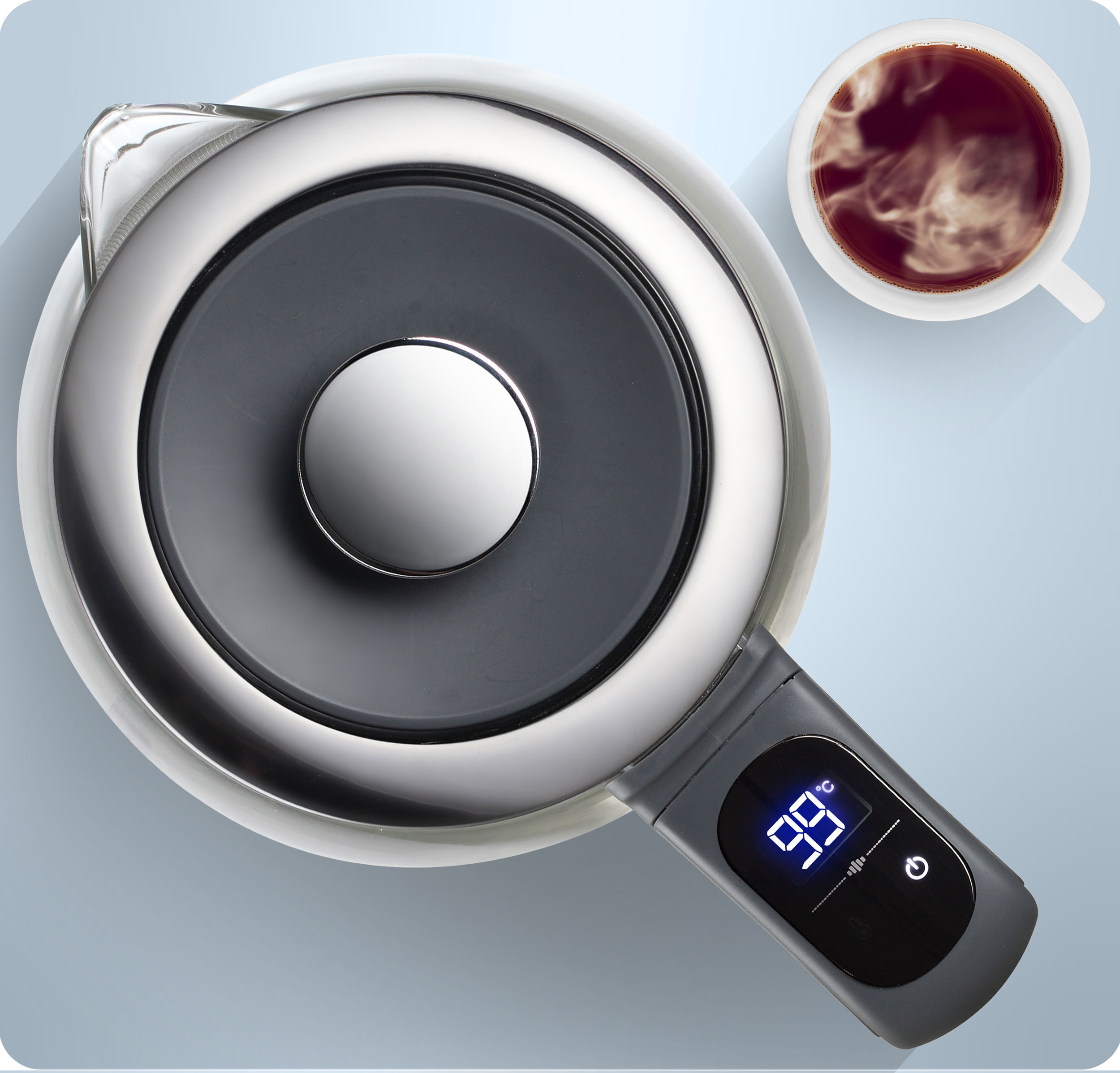 Widok z góry na czajnik BERDSEN obok parującego kubka na niebieskiej powierzchni.