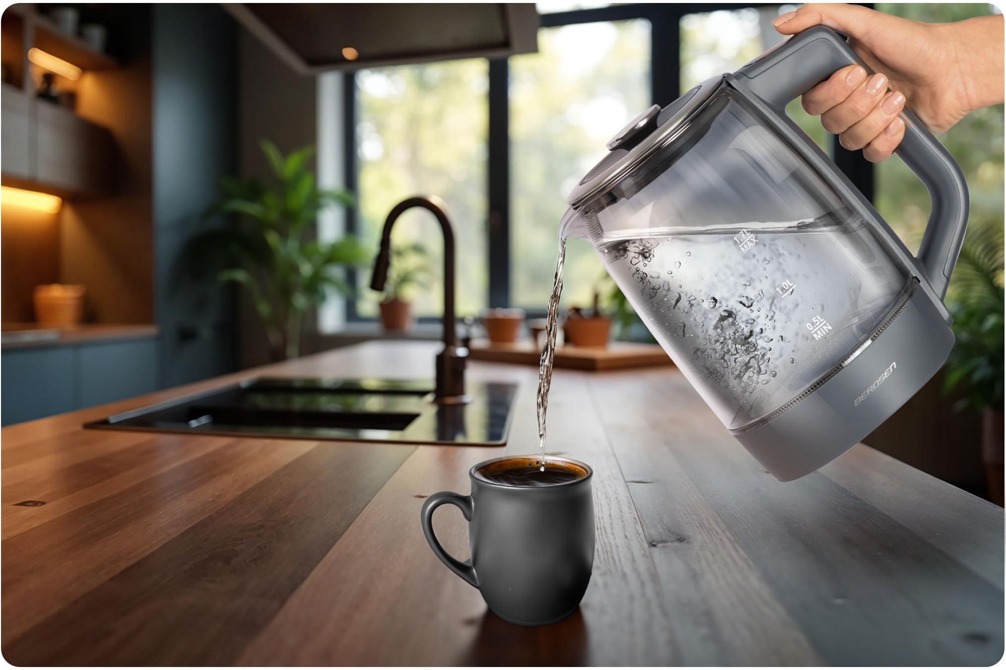 Ręka nalewa wodę z czajnika BERDSEN do kubka, tło kuchenne.