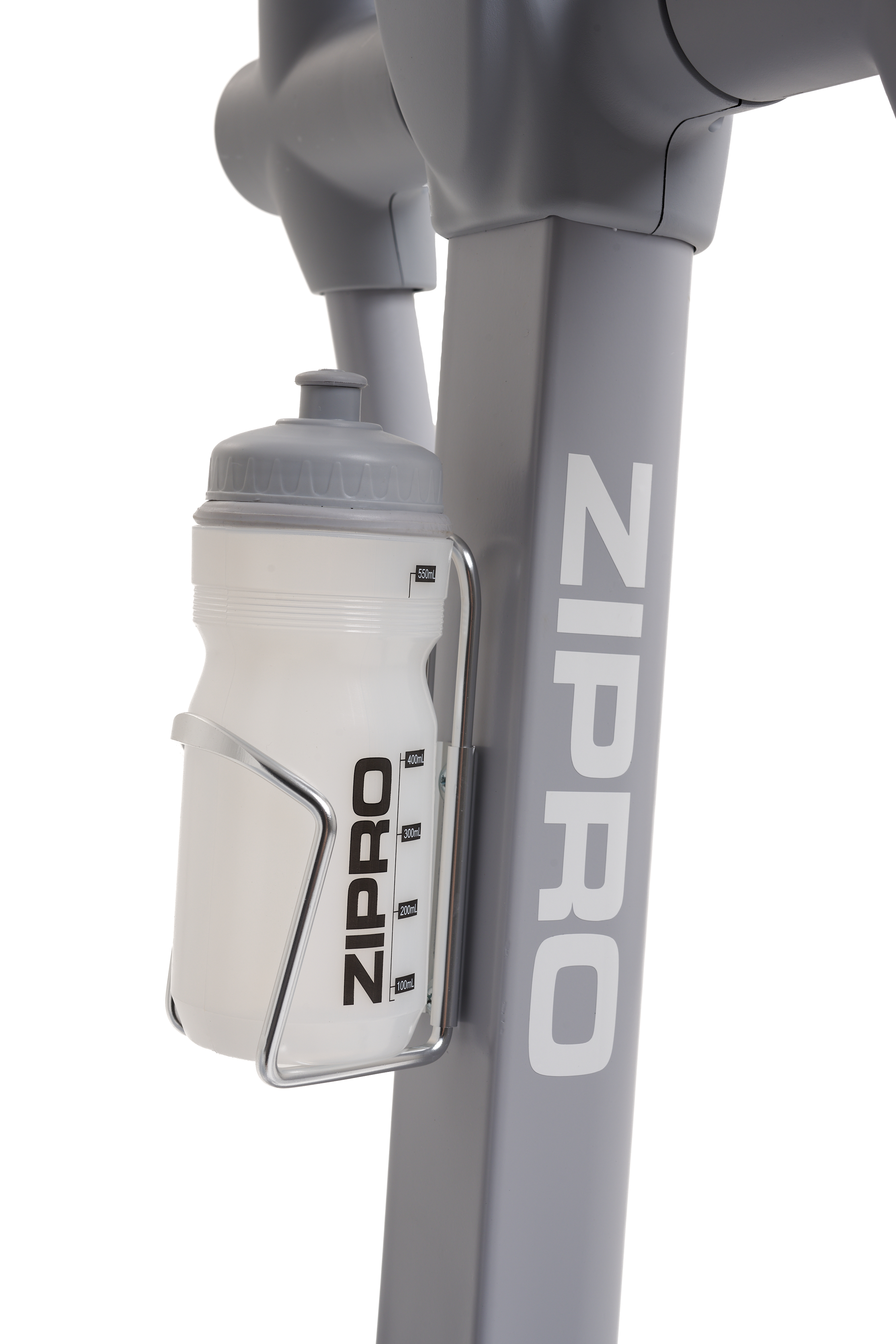 Eine Wasserflasche in einem Halter, der an einer Zipro-Trainingsmaschine befestigt ist.