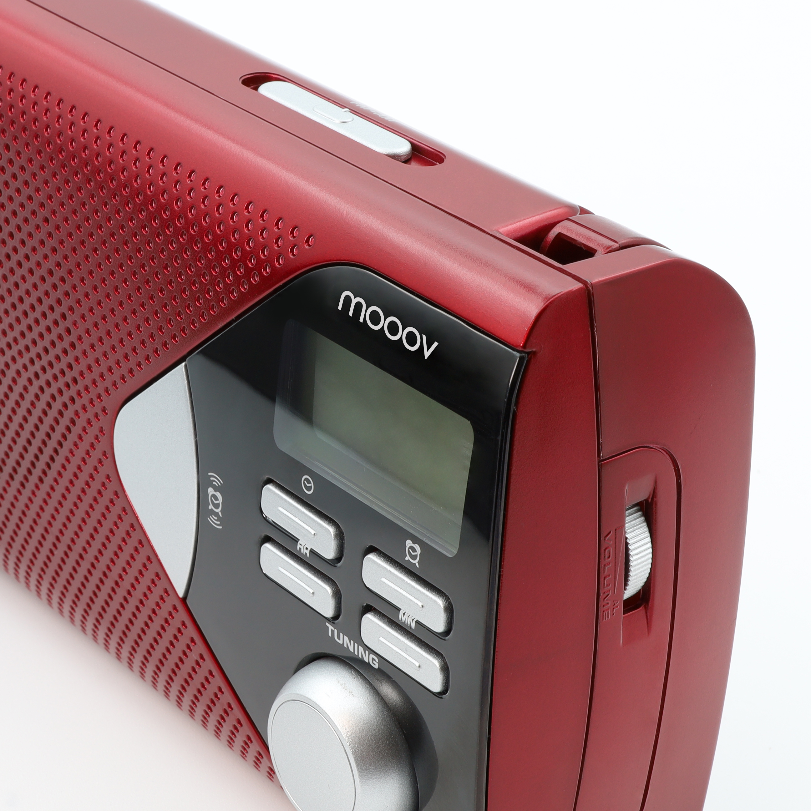 Radio roja con pantalla, perilla de sintonía y botones.