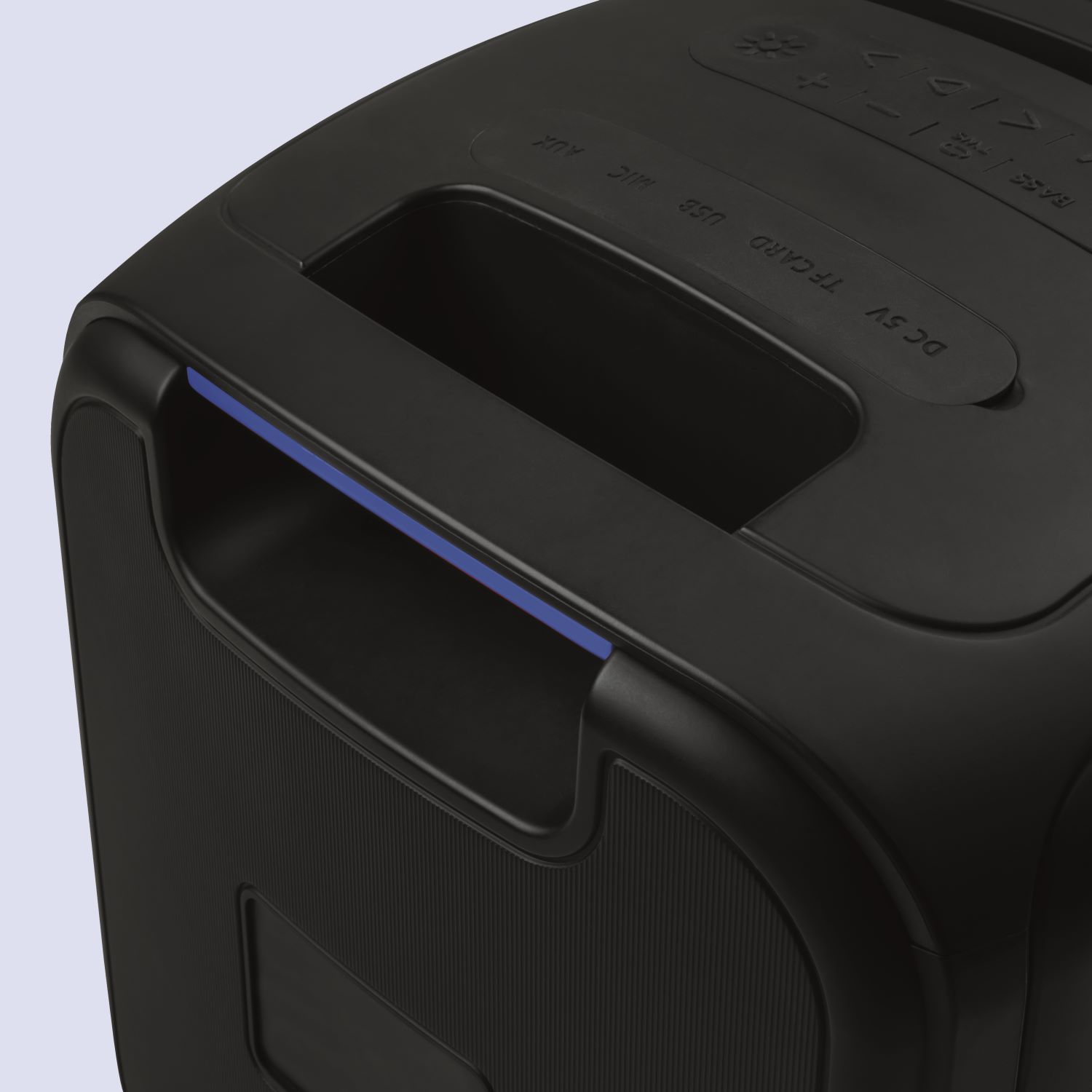 Altavoz negro con asa azul, botones y entradas AUX, USB, TF CARD.