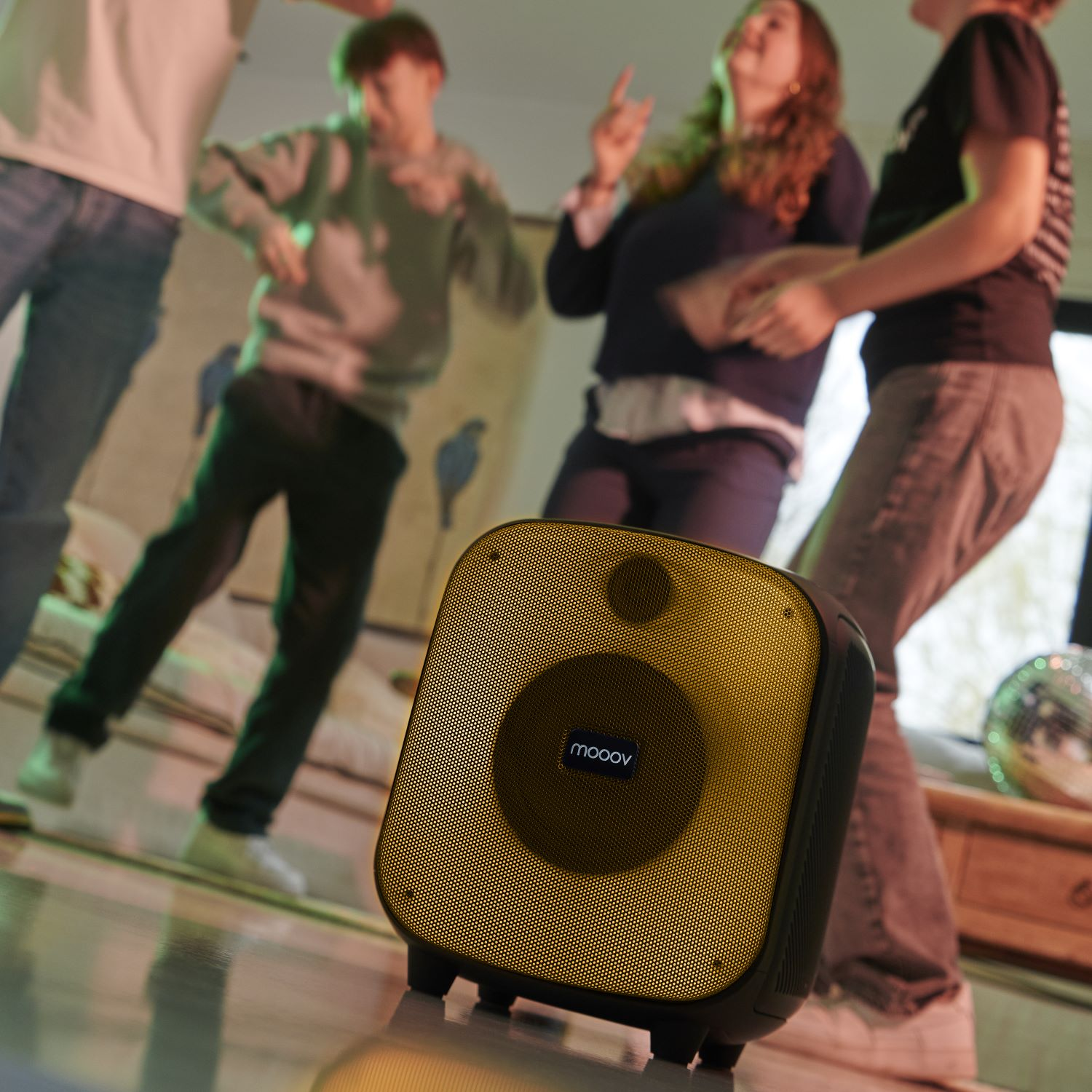 Un altavoz con gente bailando en el fondo.