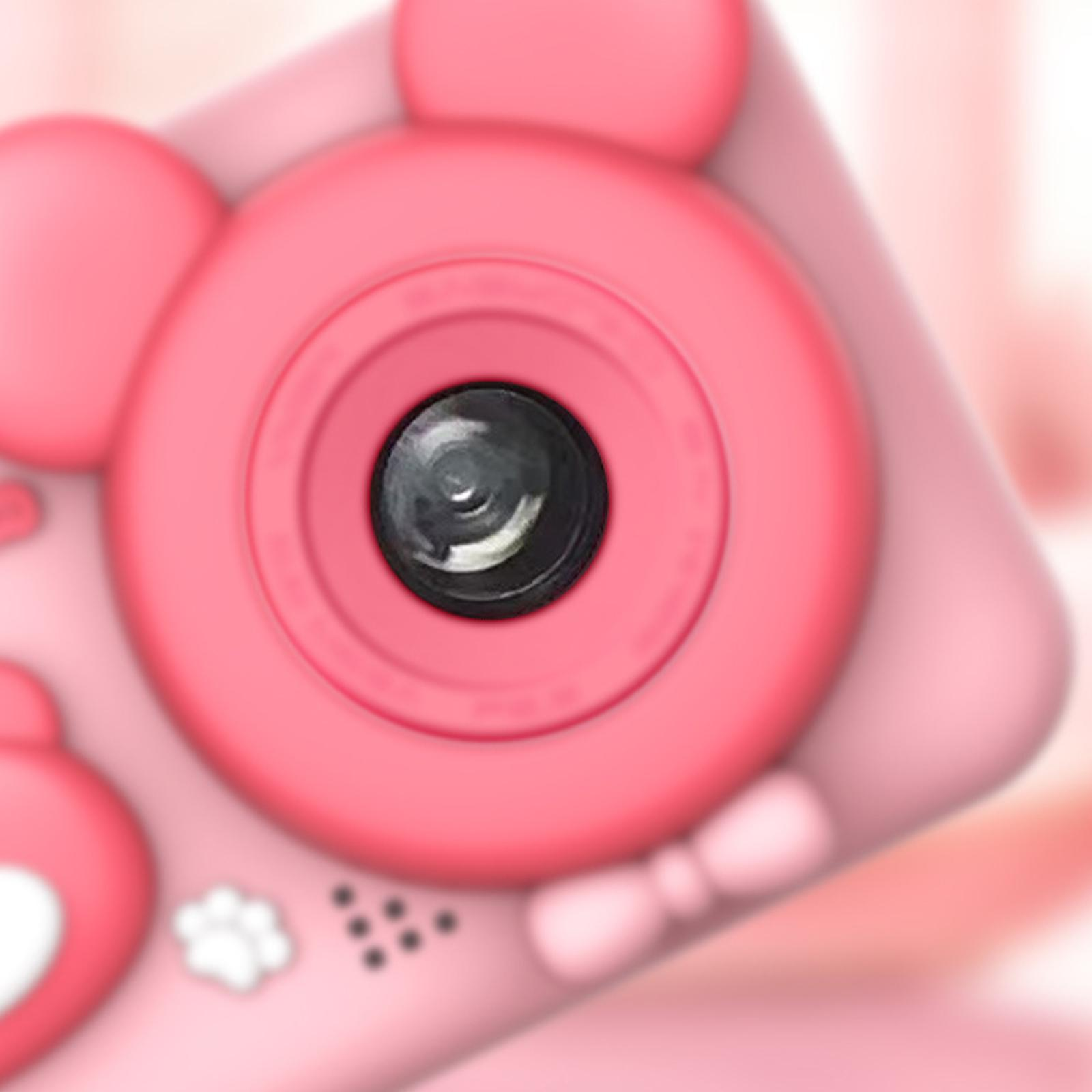 Nahaufnahme einer rosa Kamera. Die Linse ist schwarz, mit rundem Design. Die Kamera hat bärenförmige Ohren.