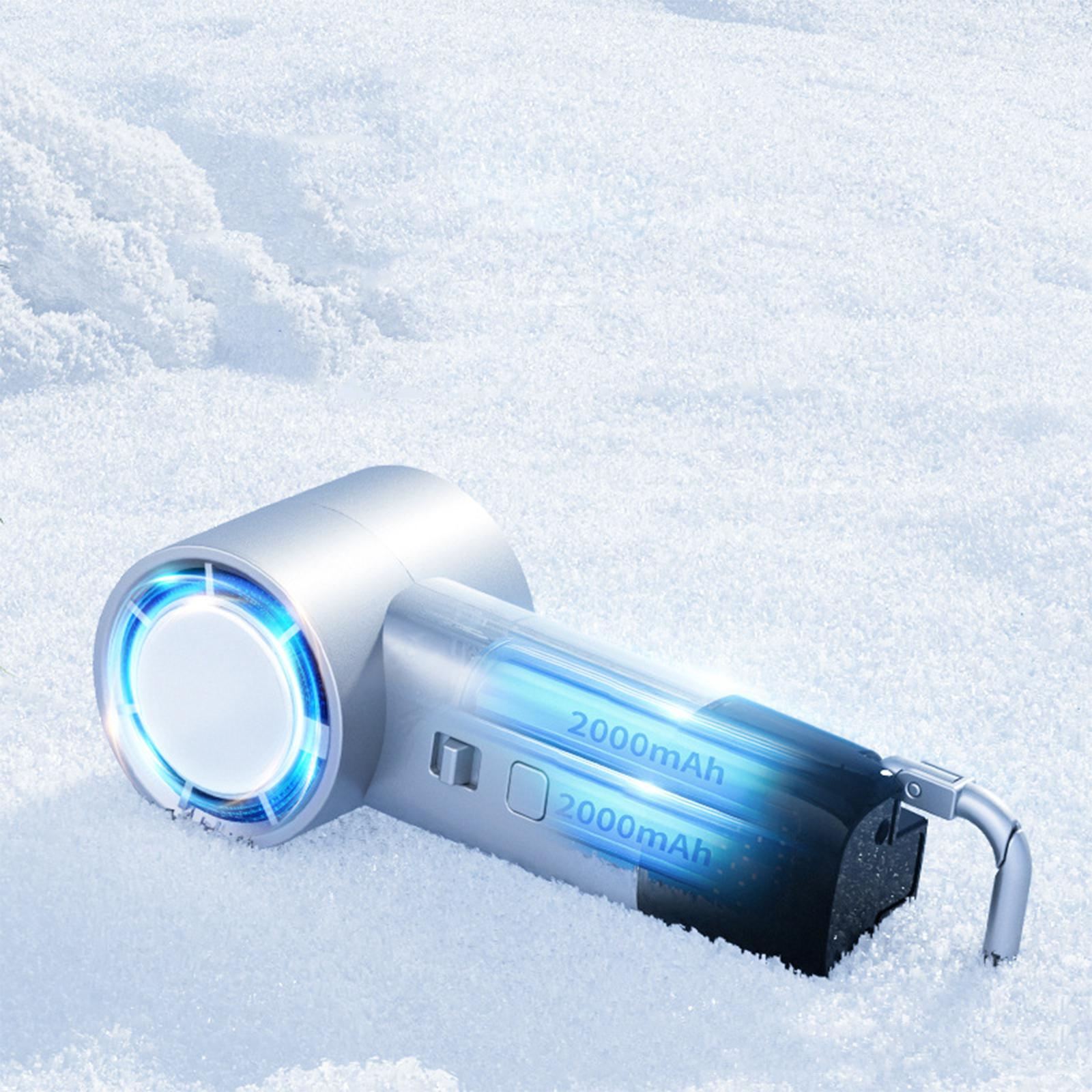 Ein silberner Haartrockner auf einer schneebedeckten Oberfläche mit 2000mAh Batteriedetails.