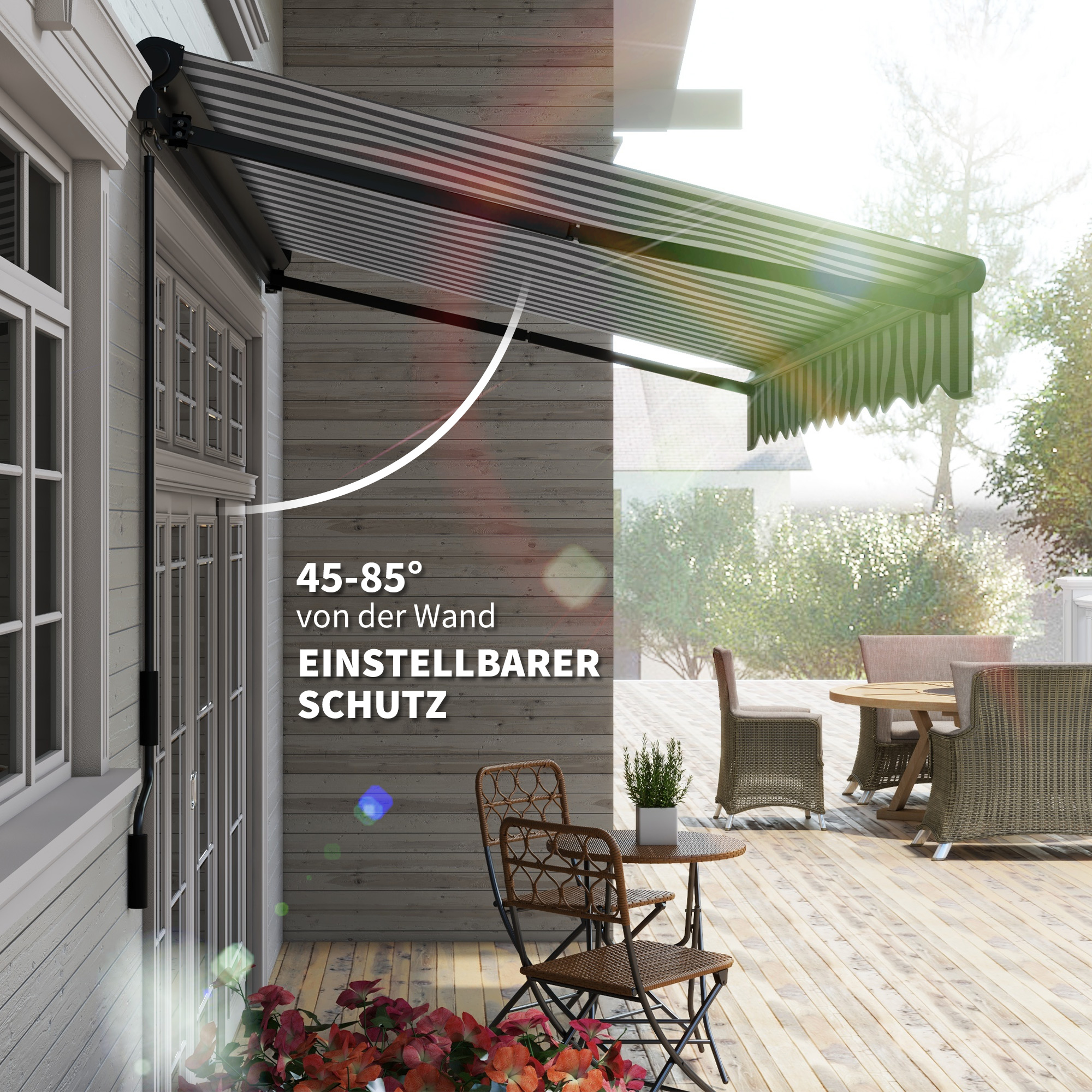 Eine Markise an einem Haus, mit Tisch und Stühlen auf einer Terrasse. Die Markise ist gestreift und spendet Schatten.