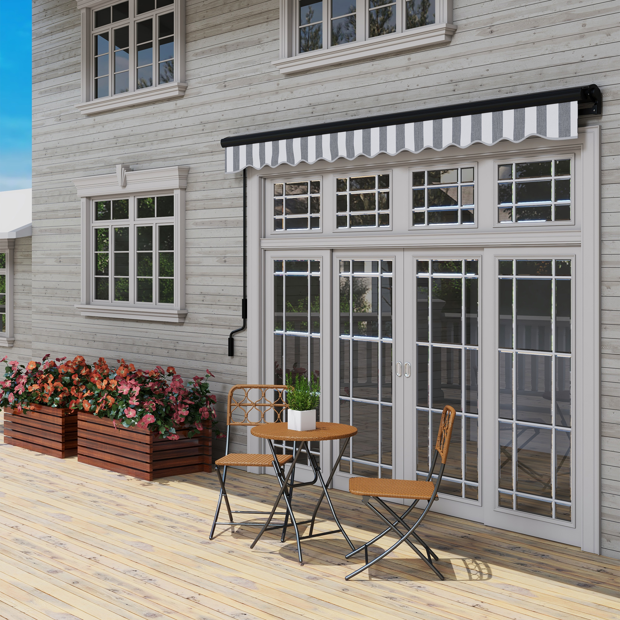 Ein Haus mit Holzterrasse, Tisch, Stühlen und gestreifter Markise. Rote Blumen in einem Holzpflanzkasten.