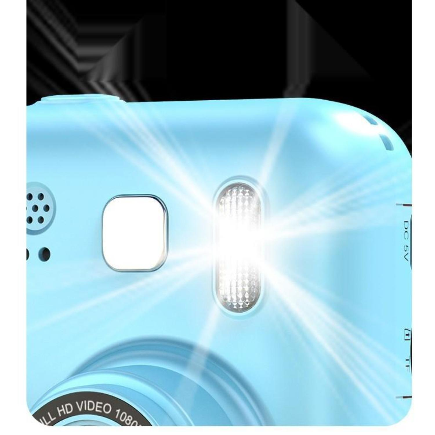 Nahaufnahme einer hellblauen Digitalkamera mit hellem Blitz, Objektiv und Knöpfen. Der Hintergrund ist schwarz.
