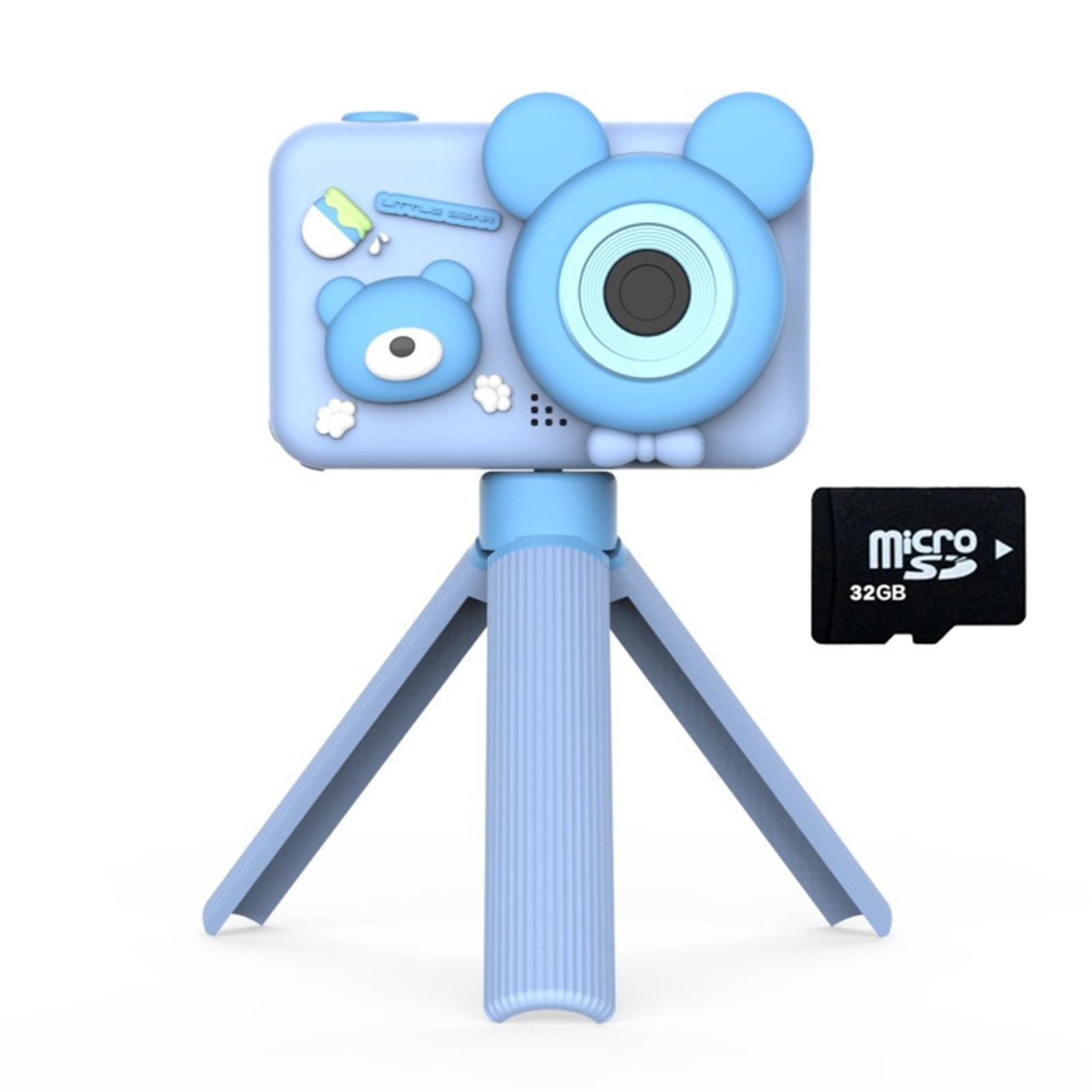 Blaue Kamera in Bärenform mit Stativ und Micro-SD-Karte auf weißem Hintergrund.