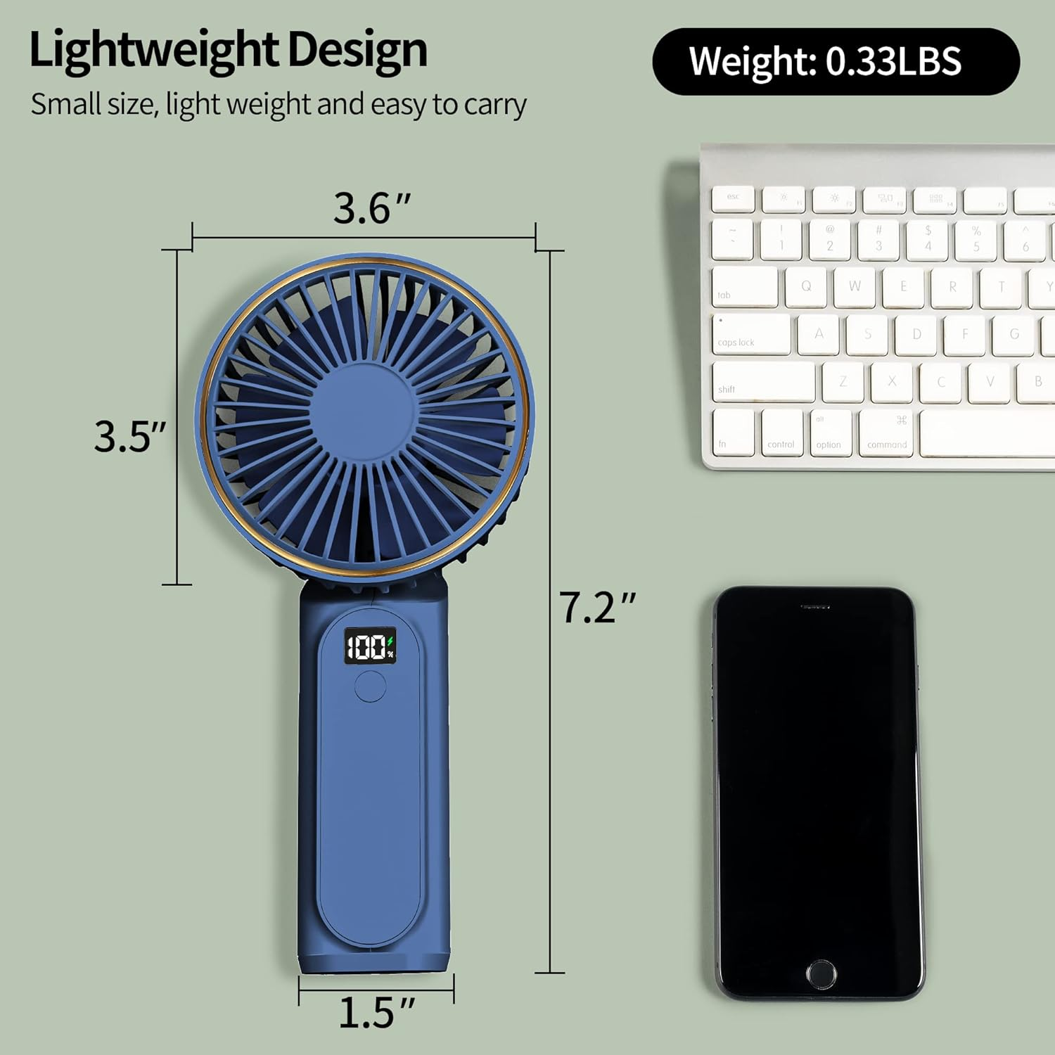 Ein blauer tragbarer Ventilator mit angezeigten Abmessungen. Eine weiße Tastatur und ein Telefon sind ebenfalls im Bild.