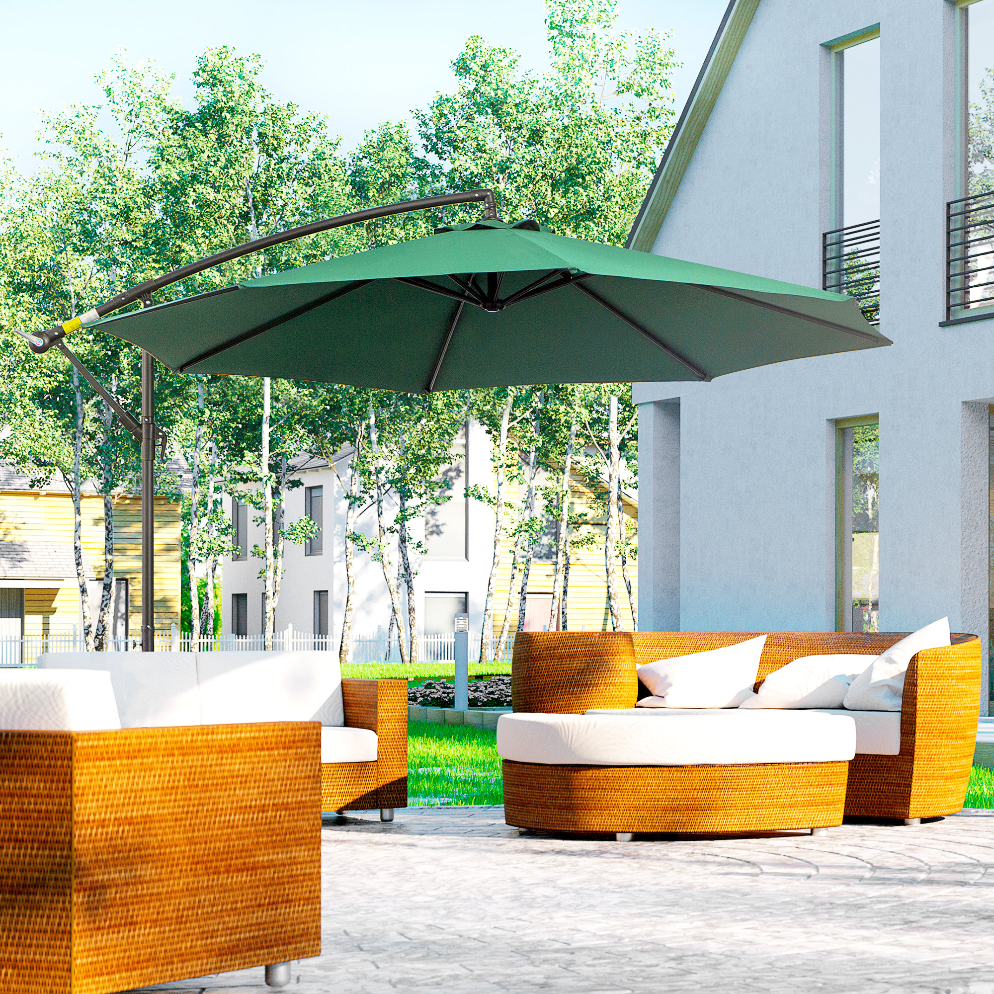 Grüner Sonnenschirm über einer Terrasse mit Korbmöbeln. Ein Haus und Bäume sind im Hintergrund. Sonniger Tag.