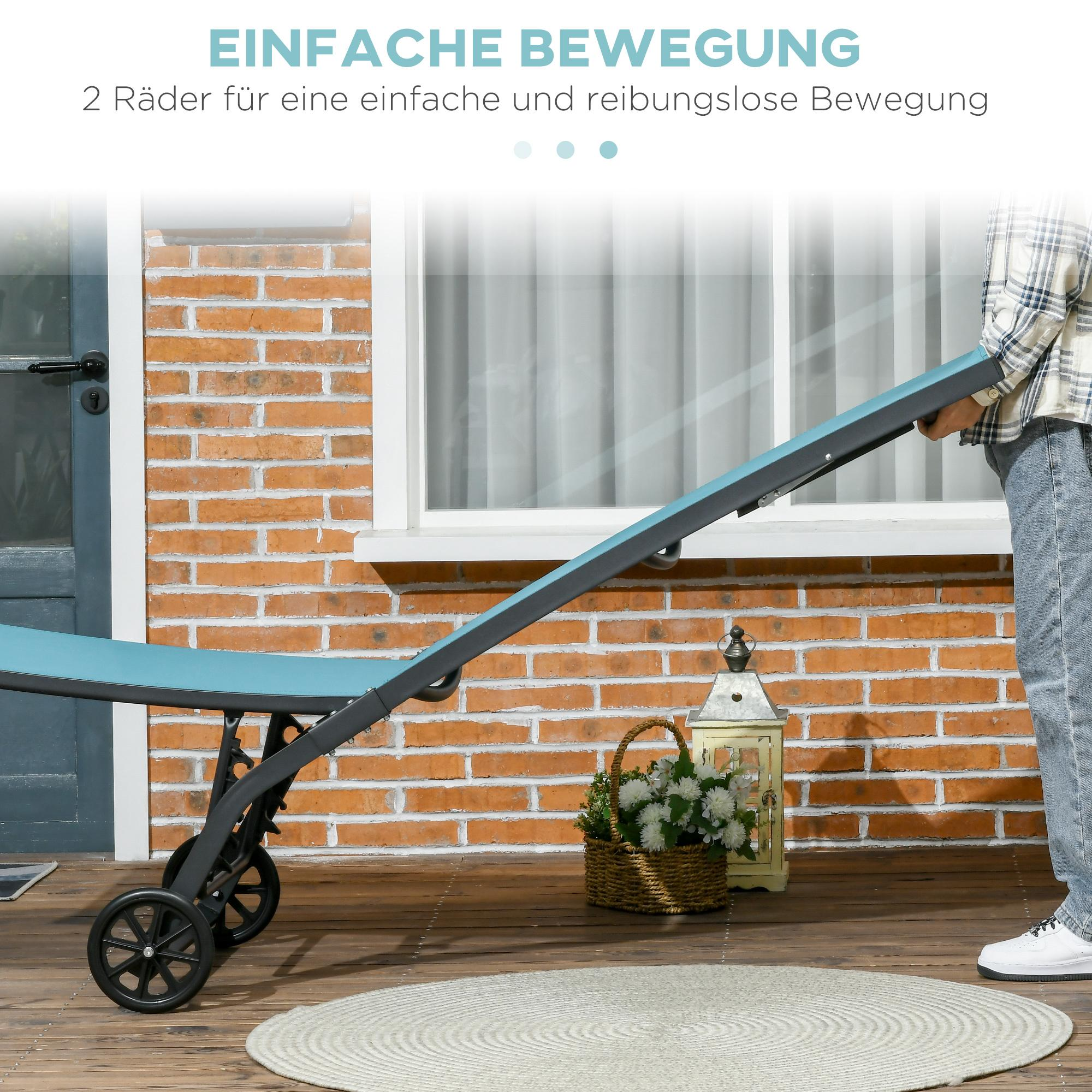 Eine Person, die einen türkisfarbenen Liegestuhl auf Rädern über einen Teppich bewegt.