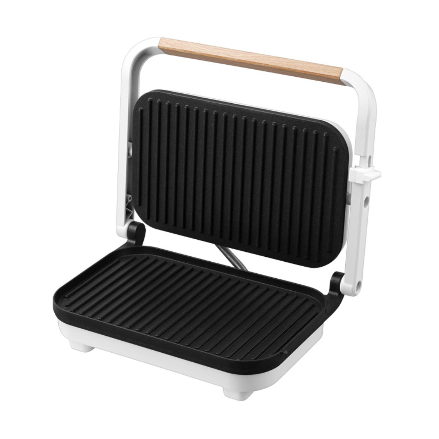 Weiß-schwarze Panini-Presse, offen, mit Holzgriff. Weißer Hintergrund.