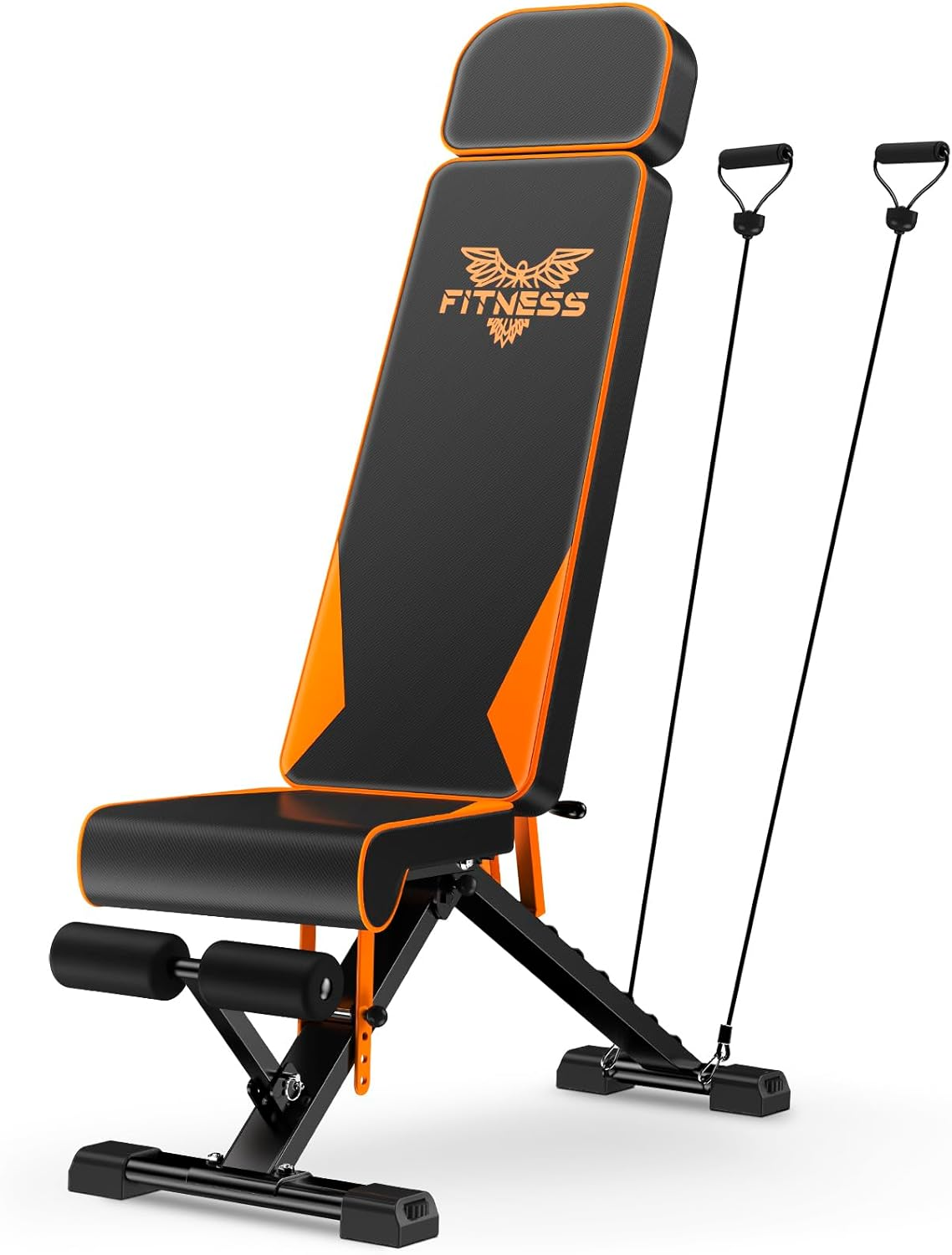 Czarno-pomarańczowa ławka do ćwiczeń z dołączonymi kablami. Białe tło.