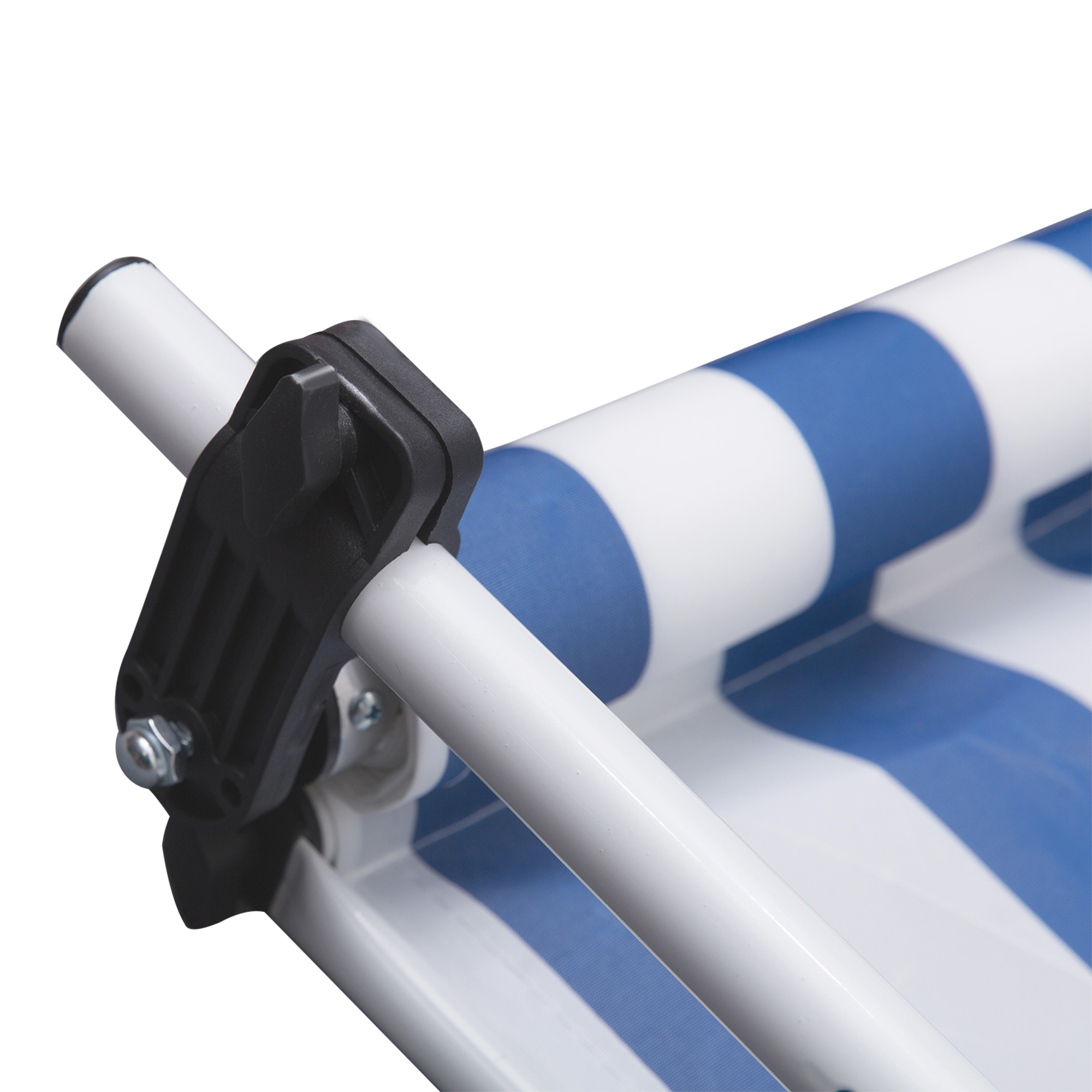 Nahaufnahme des Mechanismus einer Markise, die einen weißen Pfosten, blau-weiß gestreiften Stoff und einen schwarzen Verbinder zeigt.