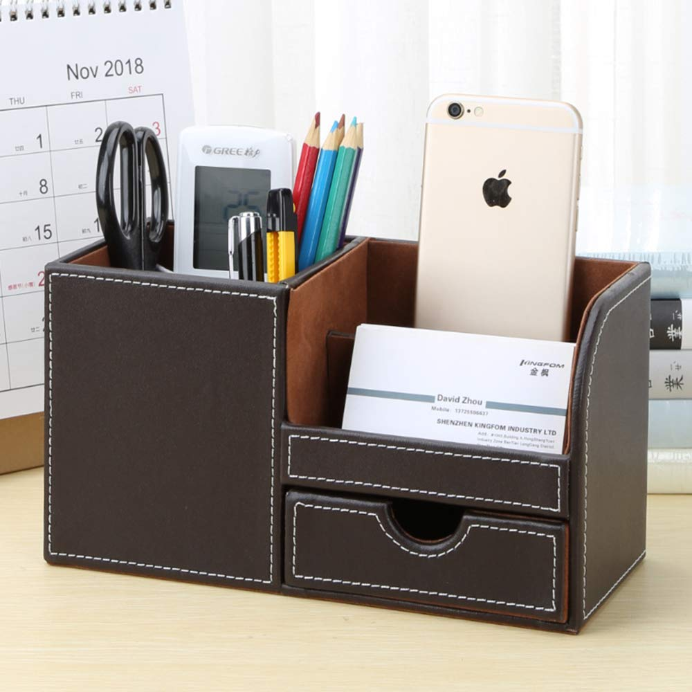 Ein brauner Schreibtisch-Organizer enthält Schere, Stifte, Bleistifte, ein Telefon und einen Kalender. Er hat weiße Nähte.