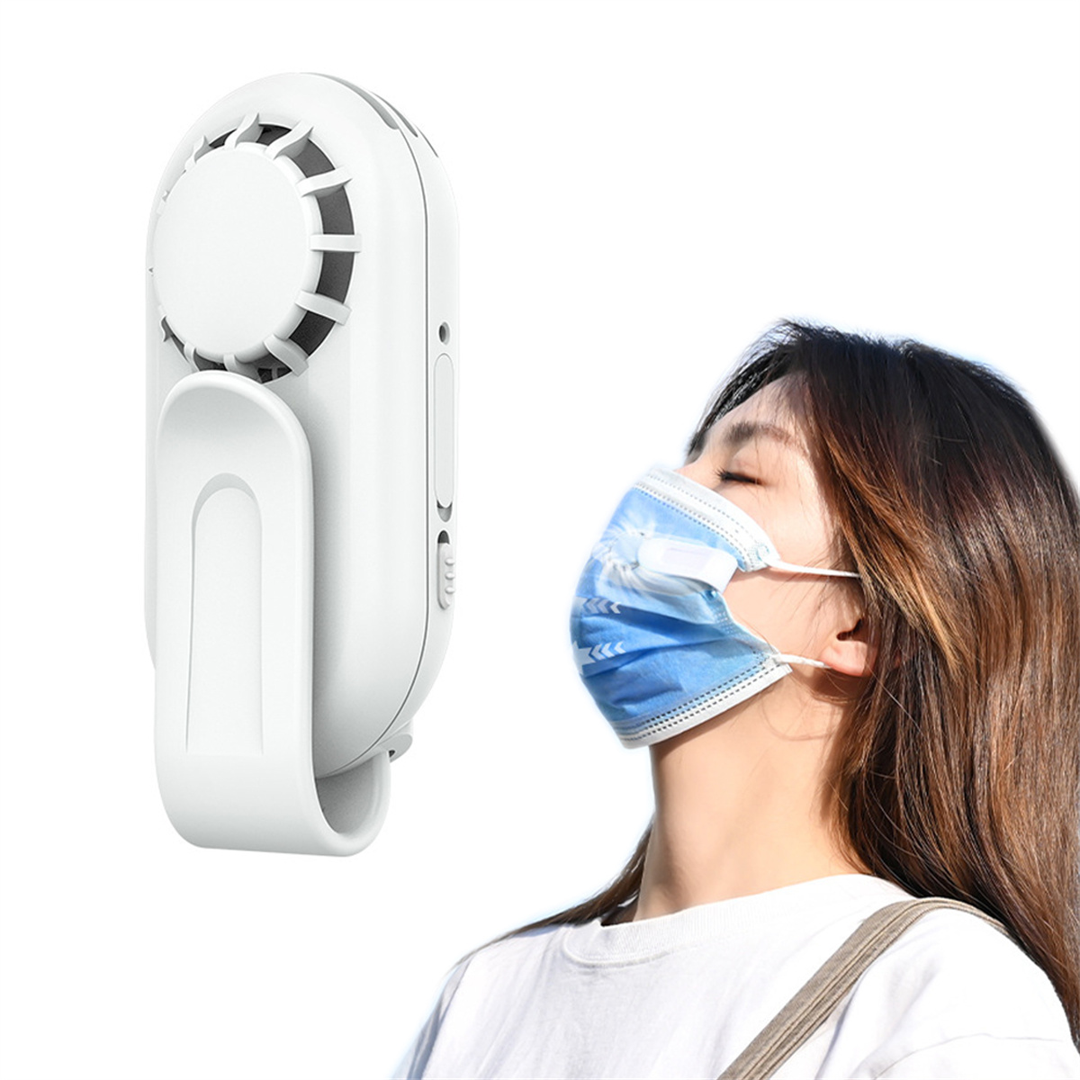 Eine Frau mit Gesichtsmaske, an der ein weißer Ventilator befestigt ist. Der Ventilator läuft.