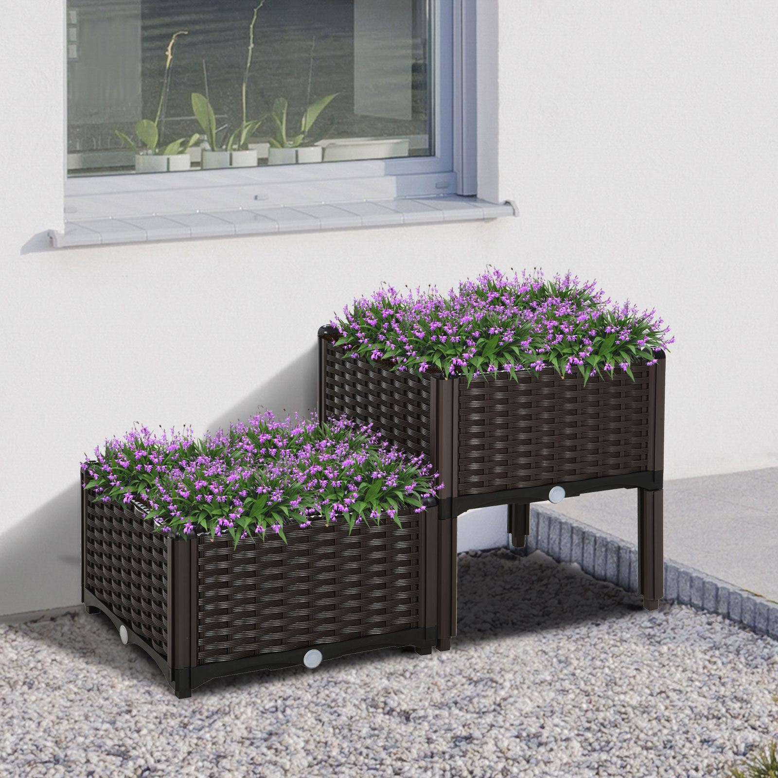 Zwei braune, gewebte Pflanzgefäße mit lila Blumen. Sie stehen auf einer Steinoberfläche in der Nähe eines Fensters.