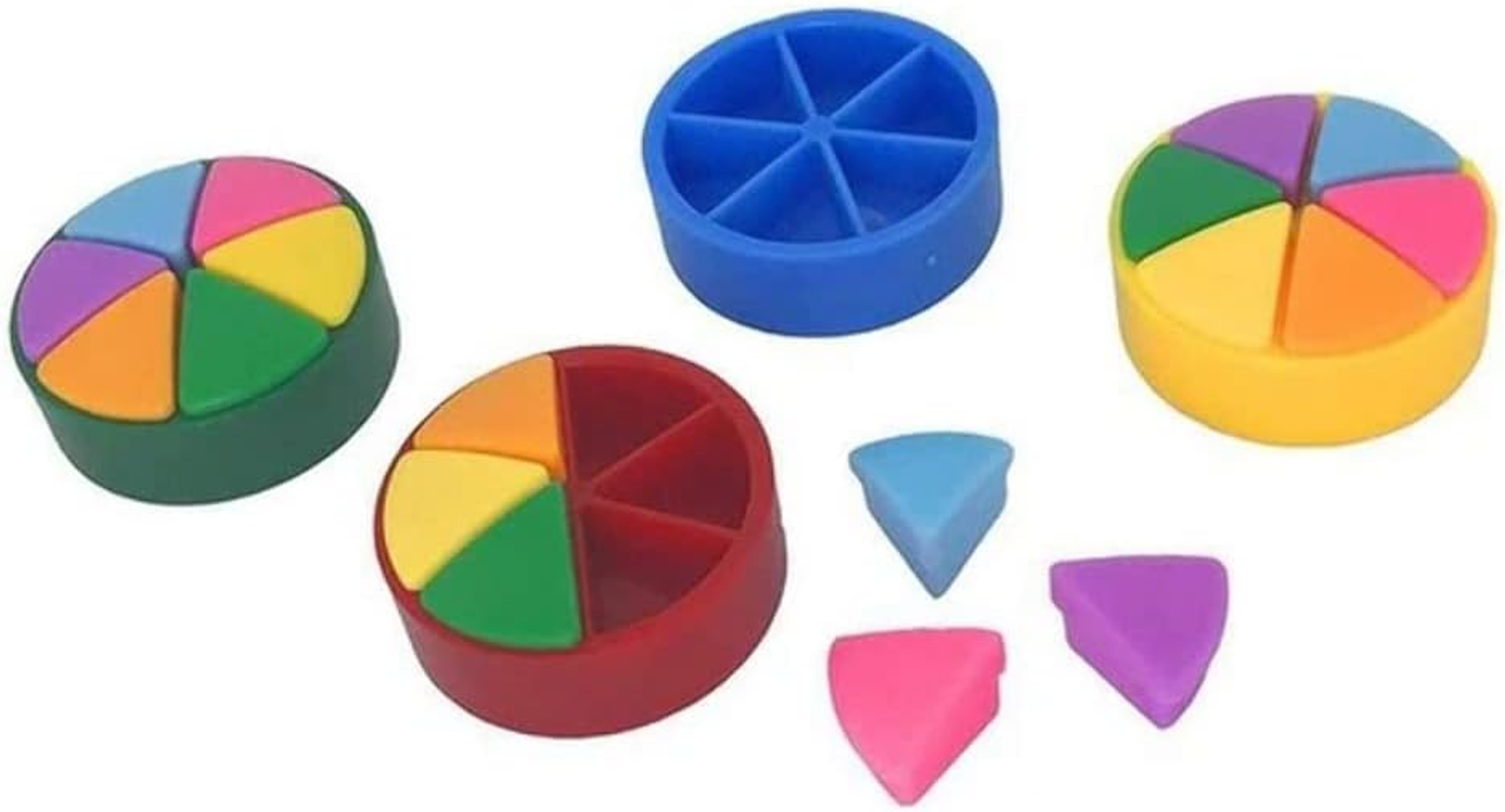 Cuatro piezas y recipientes en forma de pastel de colores para un juego de mesa sobre un fondo blanco.