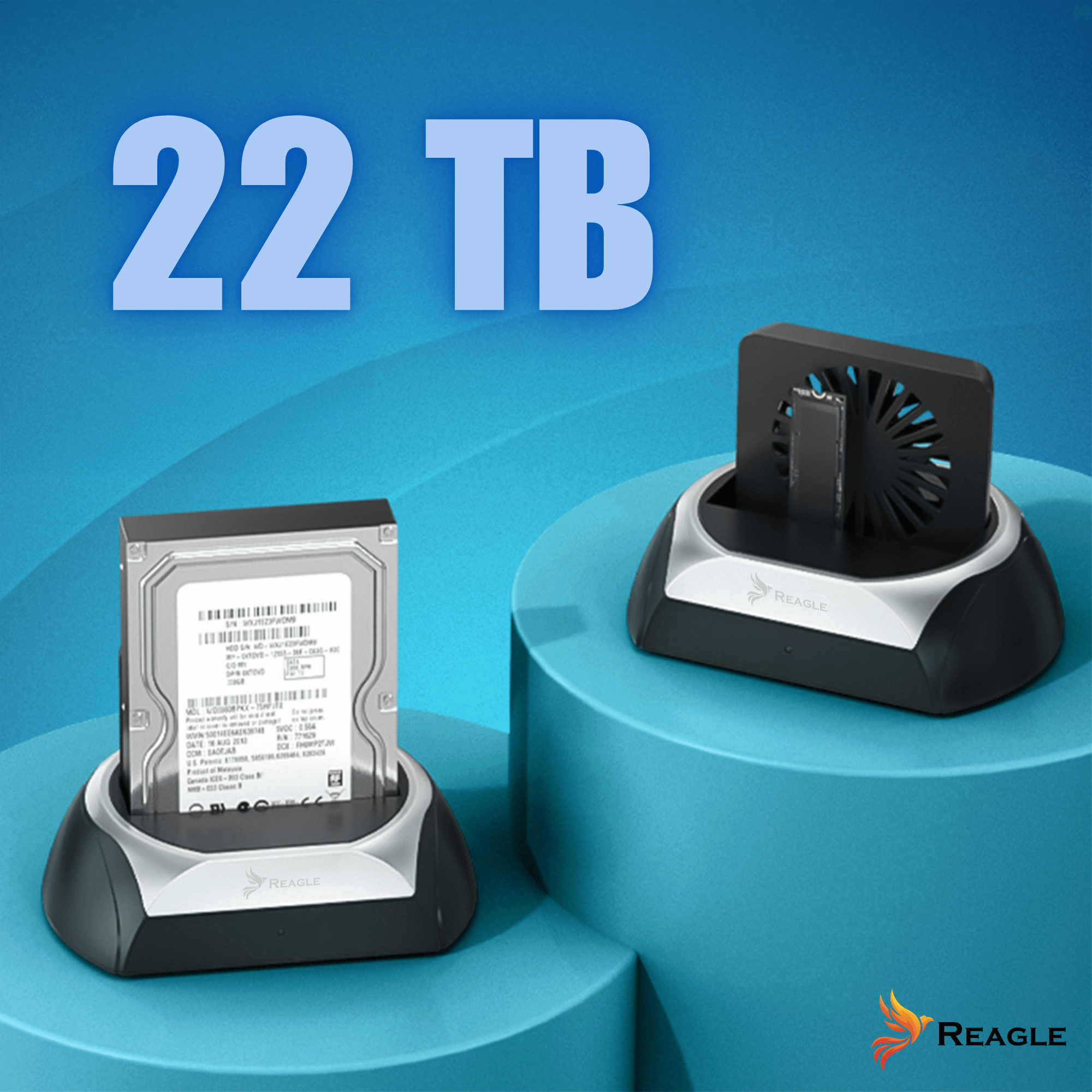 Dwa urządzenia z dyskami twardymi i zewnętrznym dyskiem SSD w srebrno-czarnej stacji dokującej, z tekstem 22 TB.