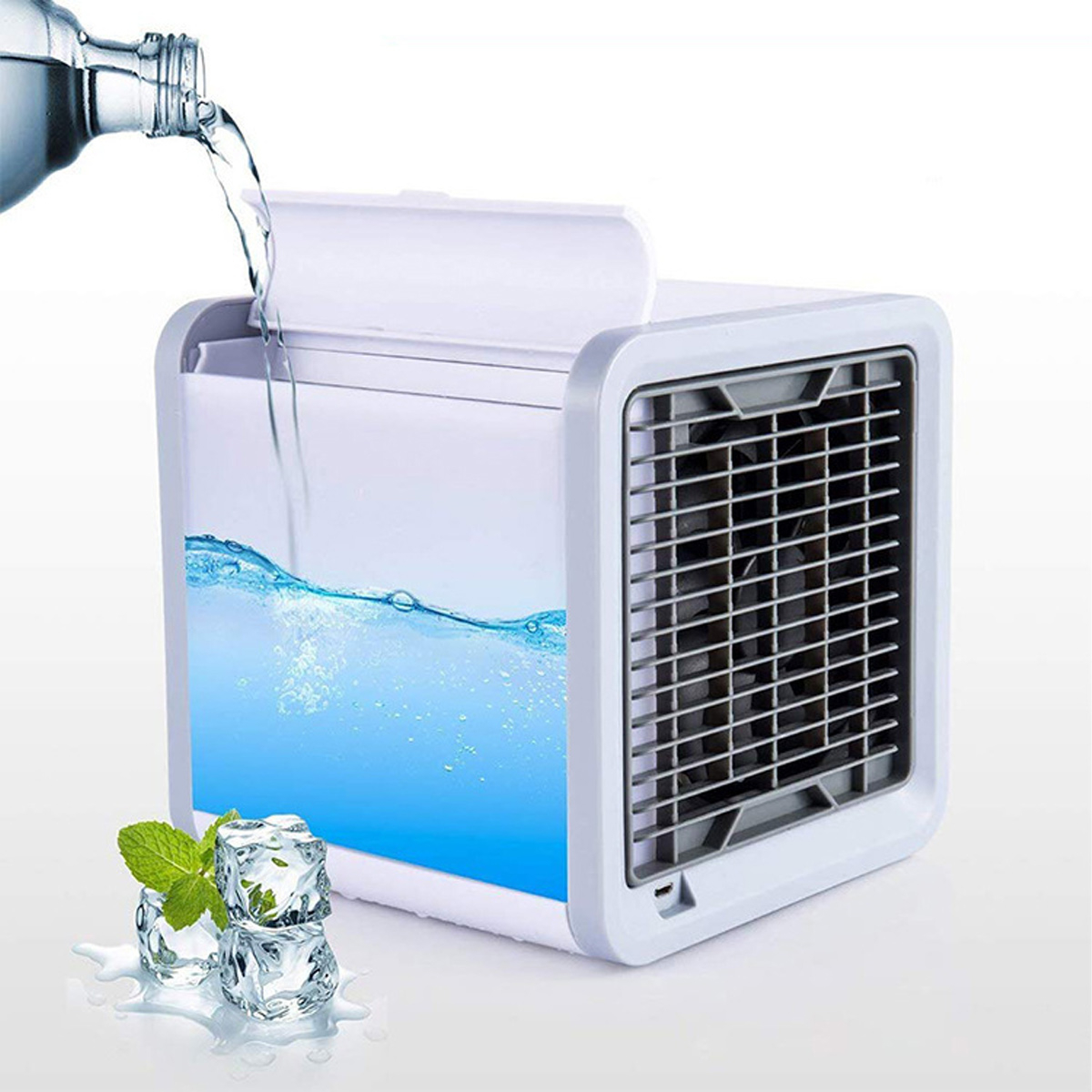 Ein weißer Luftkühler, in den Wasser gegossen wird, und Eiswürfel in der Nähe. Wasser ist sichtbar.
