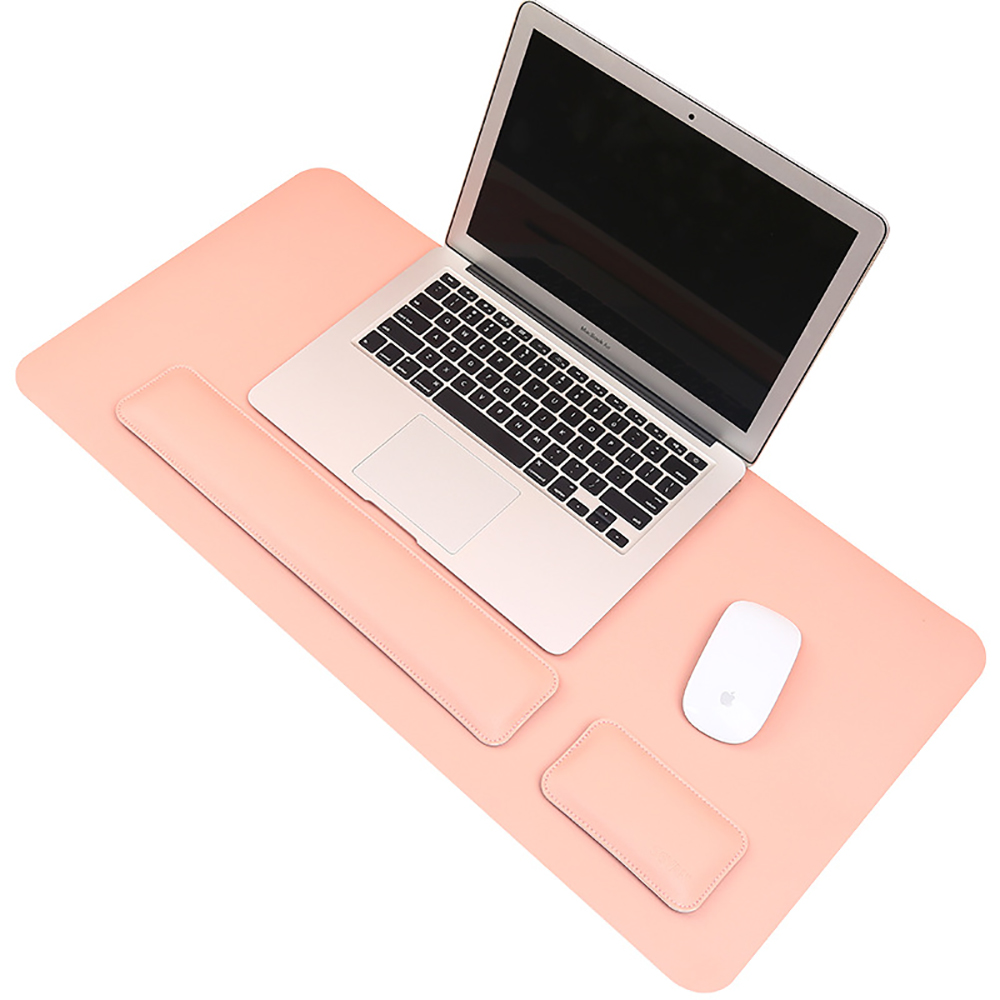 Rosa Schreibtischunterlage mit Laptop, Maus und Handgelenkstützen. Zubehör umfaßt Laptop und Maus.